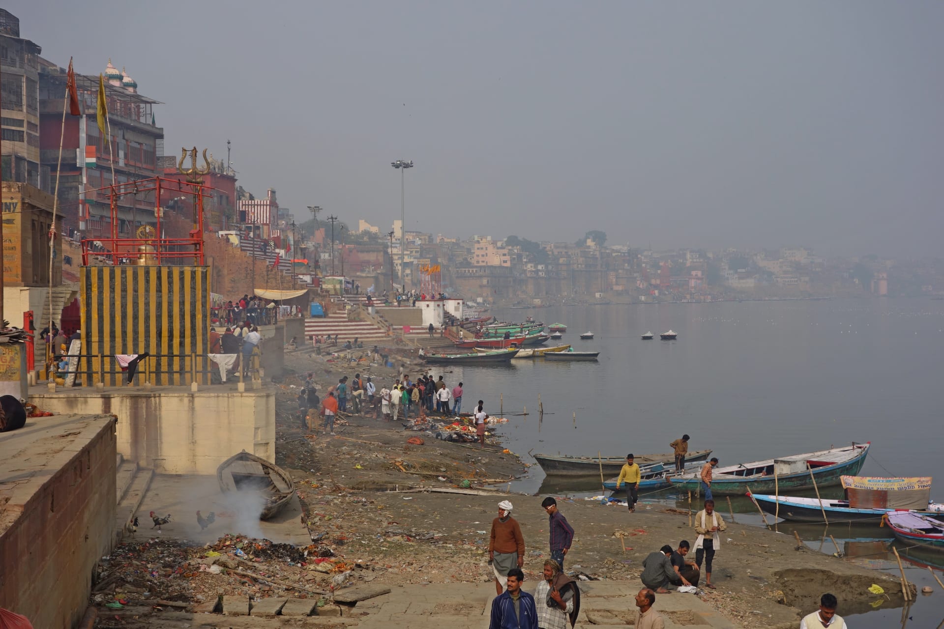 Pohled na gháty u řeky Ganga, Váránasí, Indie