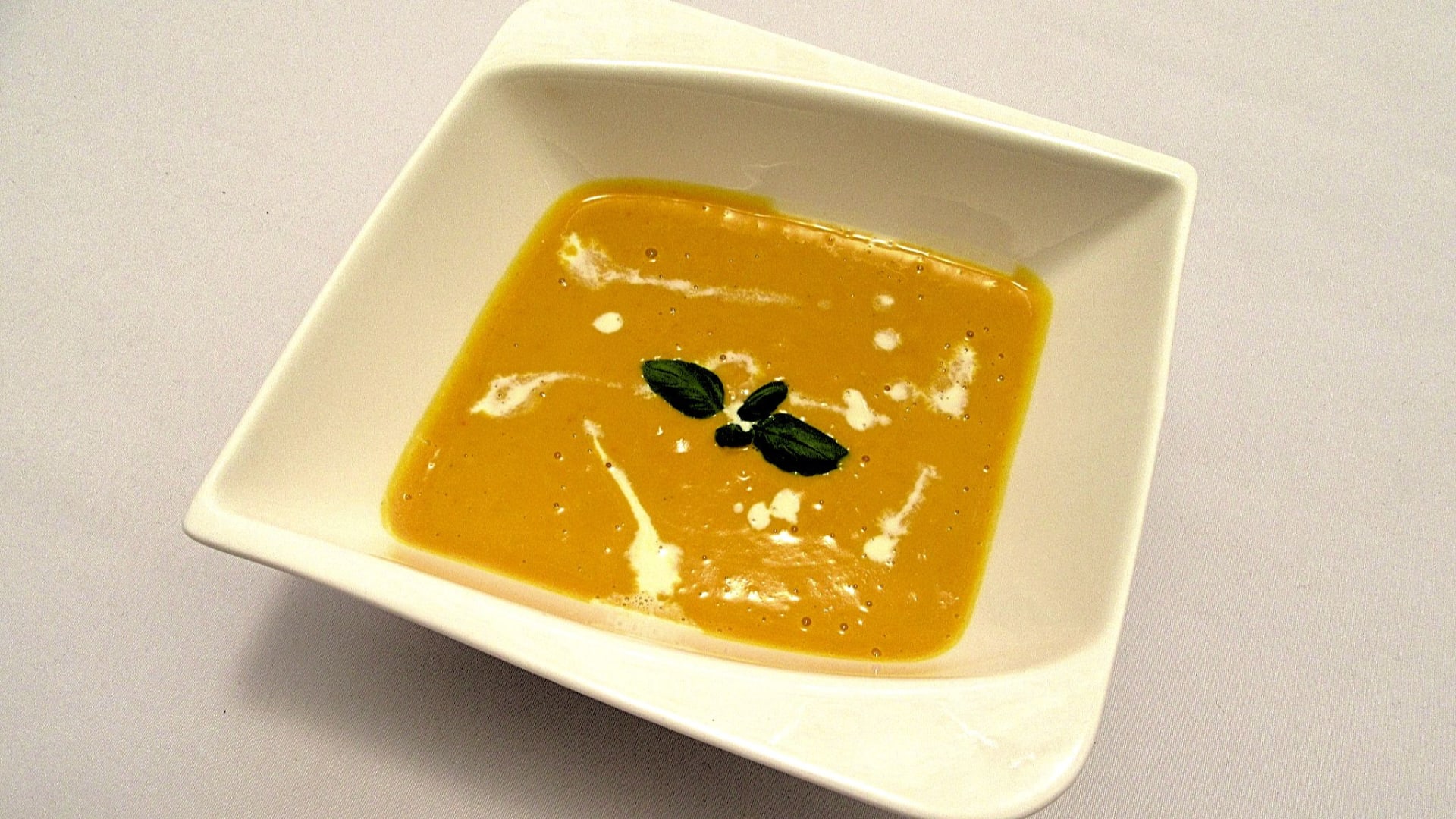 Dýňová krémová polévka s kokosovým mlékem a chilli