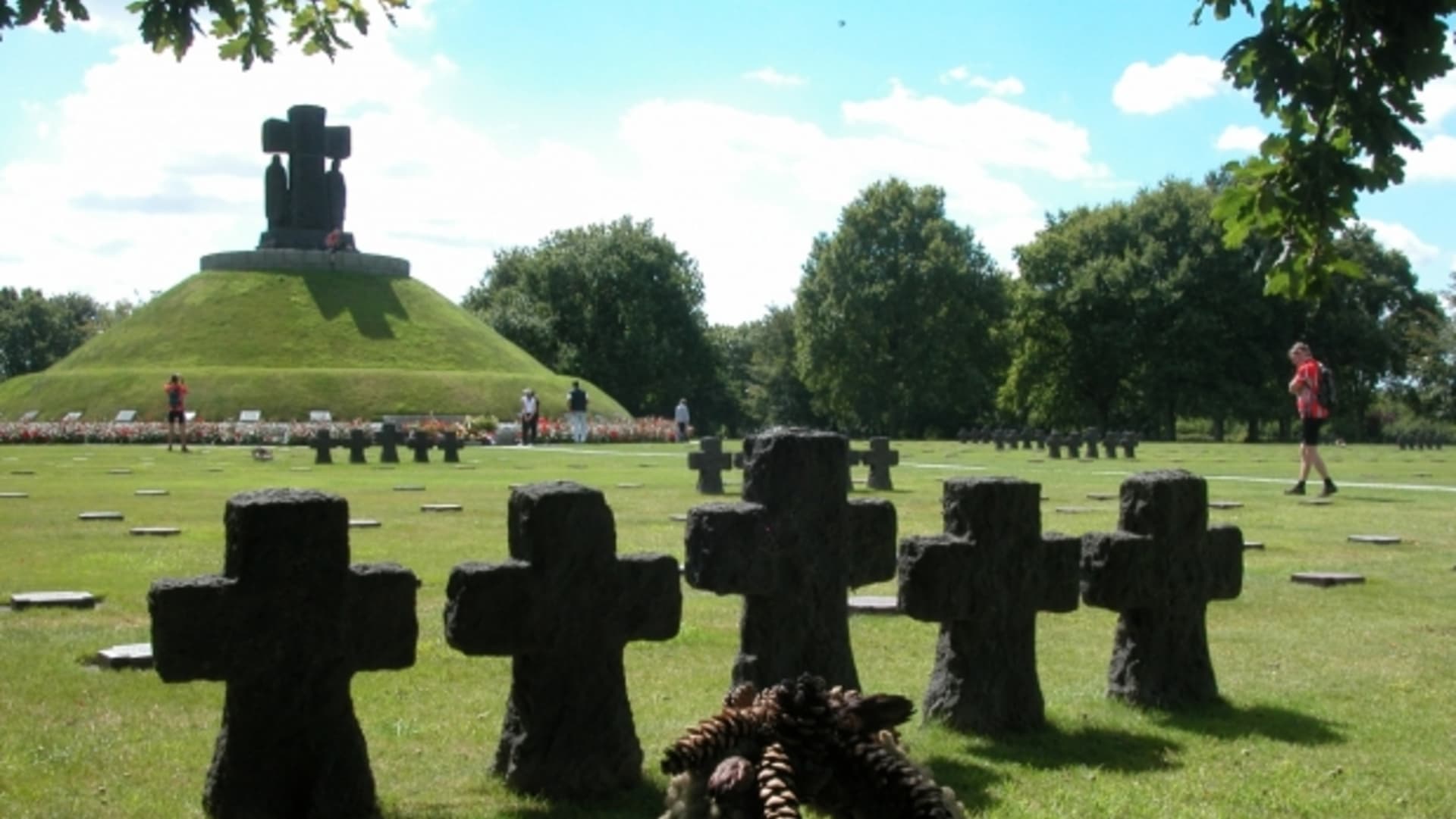 Normandie - hřbitov německých vojáků.