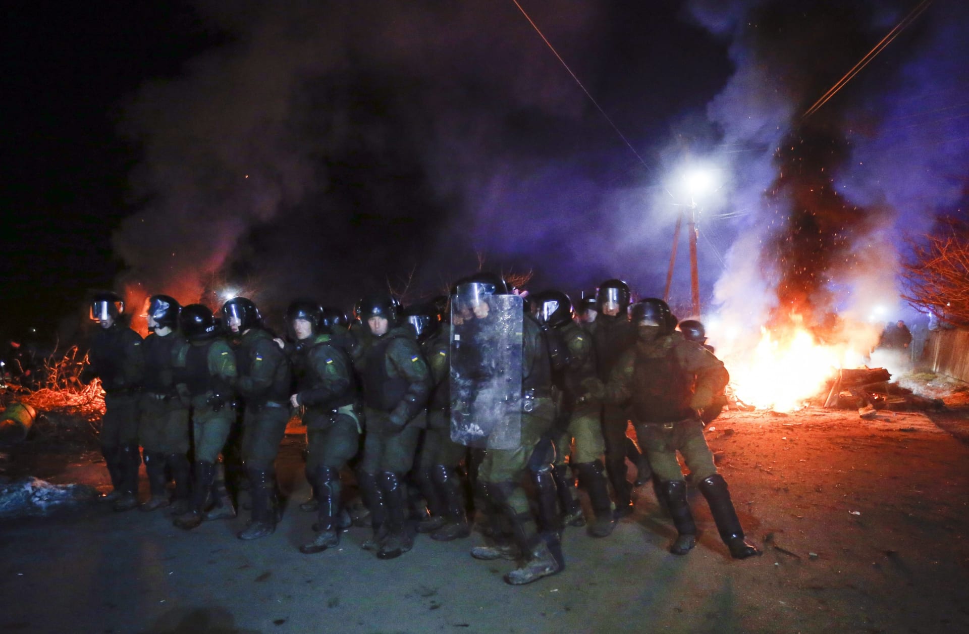 Střety mezi demonstranty a policií v okolí městečka Novi Sanžary