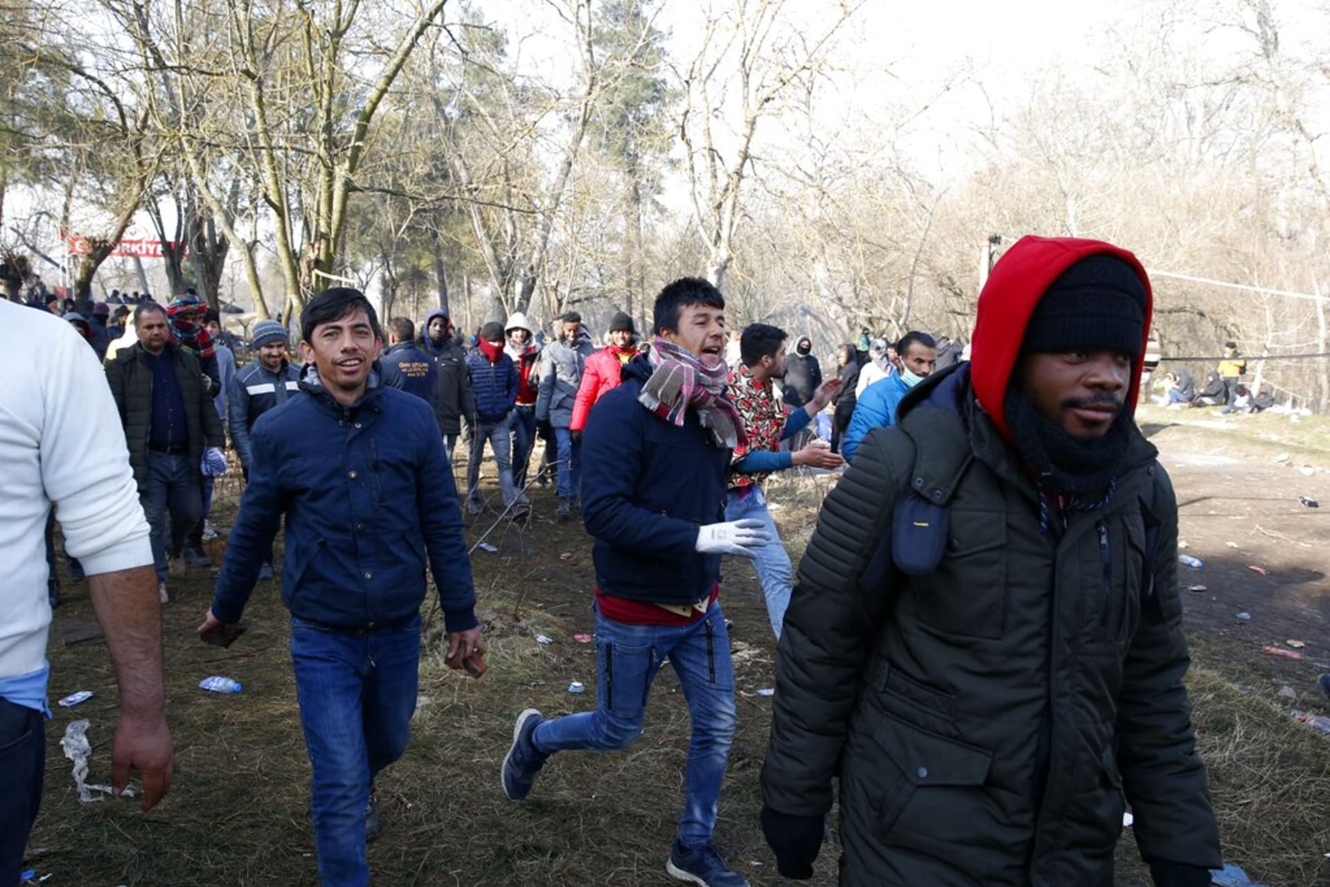 Tisíce migrantů se snaží dostat z Turecka do Řecka