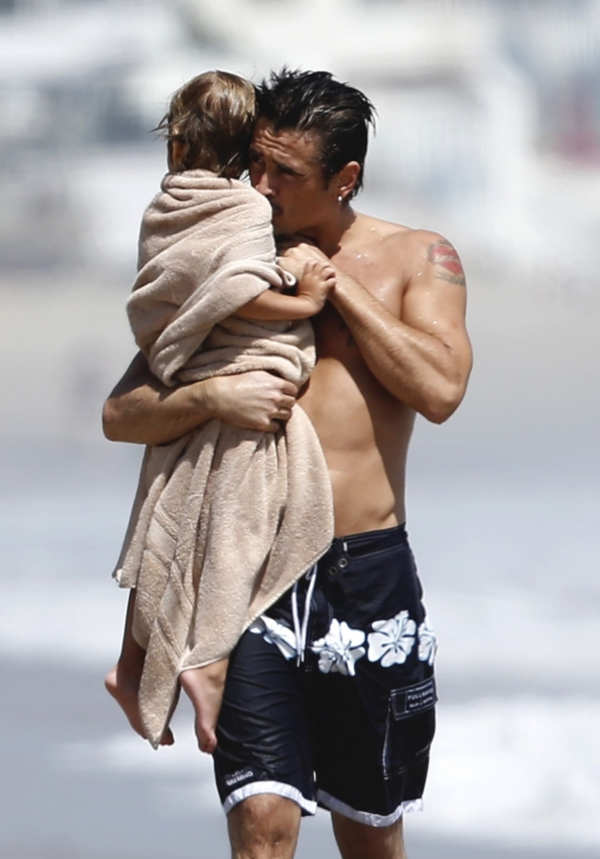 Colin Farrell se synem Henrym na pláži