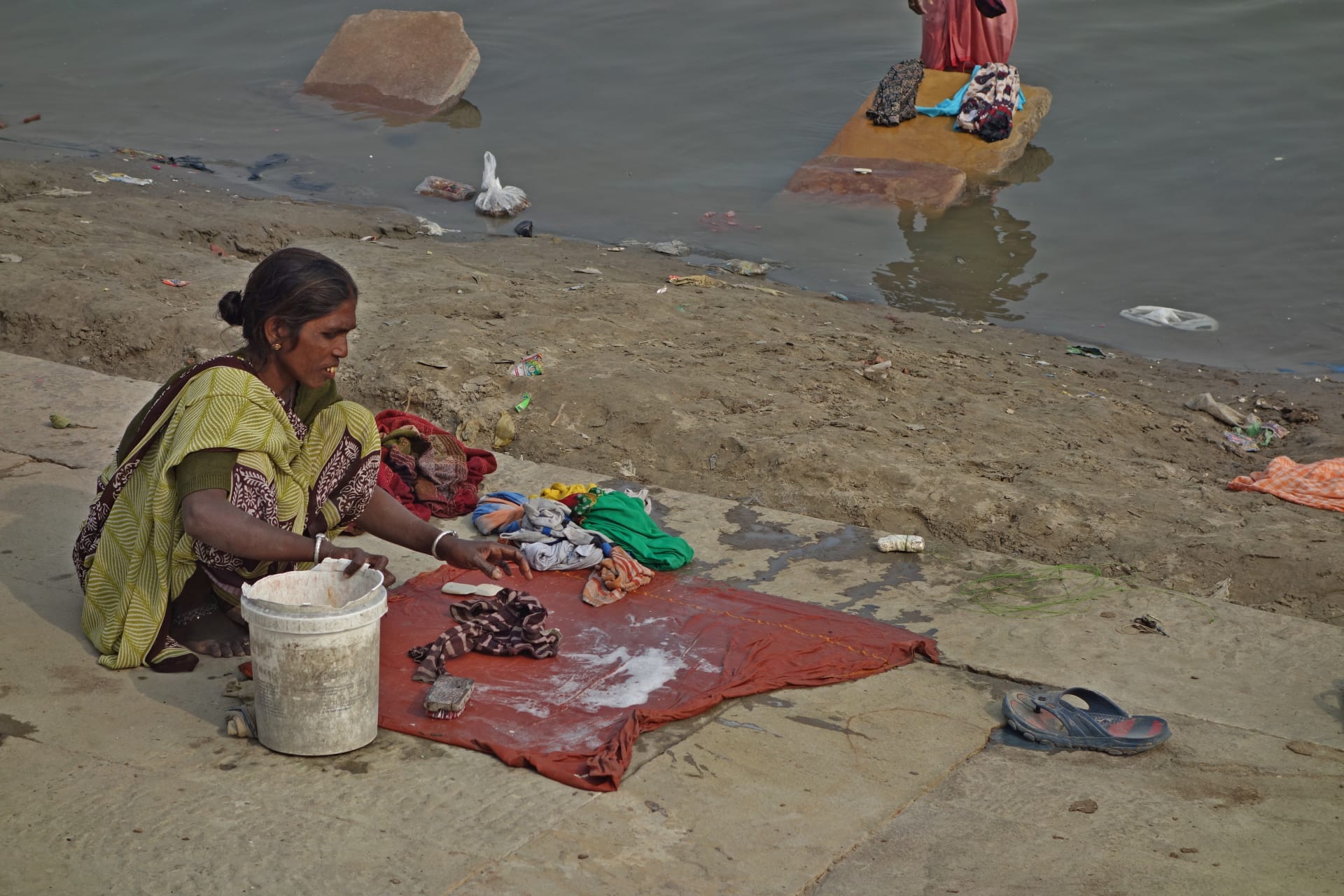Prání na břehu řeky Ganga, Váránasí, Indie