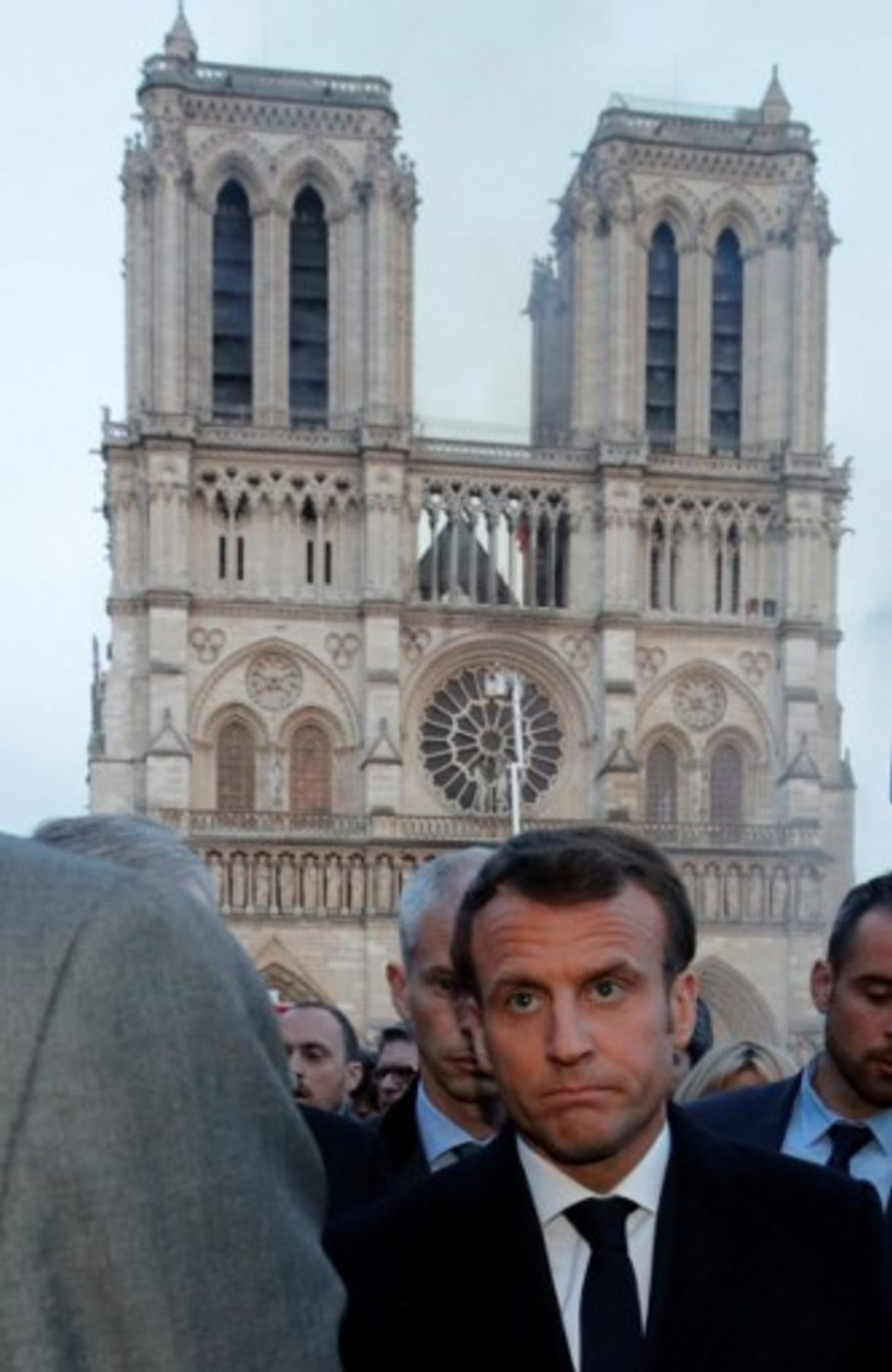 Francouzský prezident Emmanuel Macron přijel ke katedrále