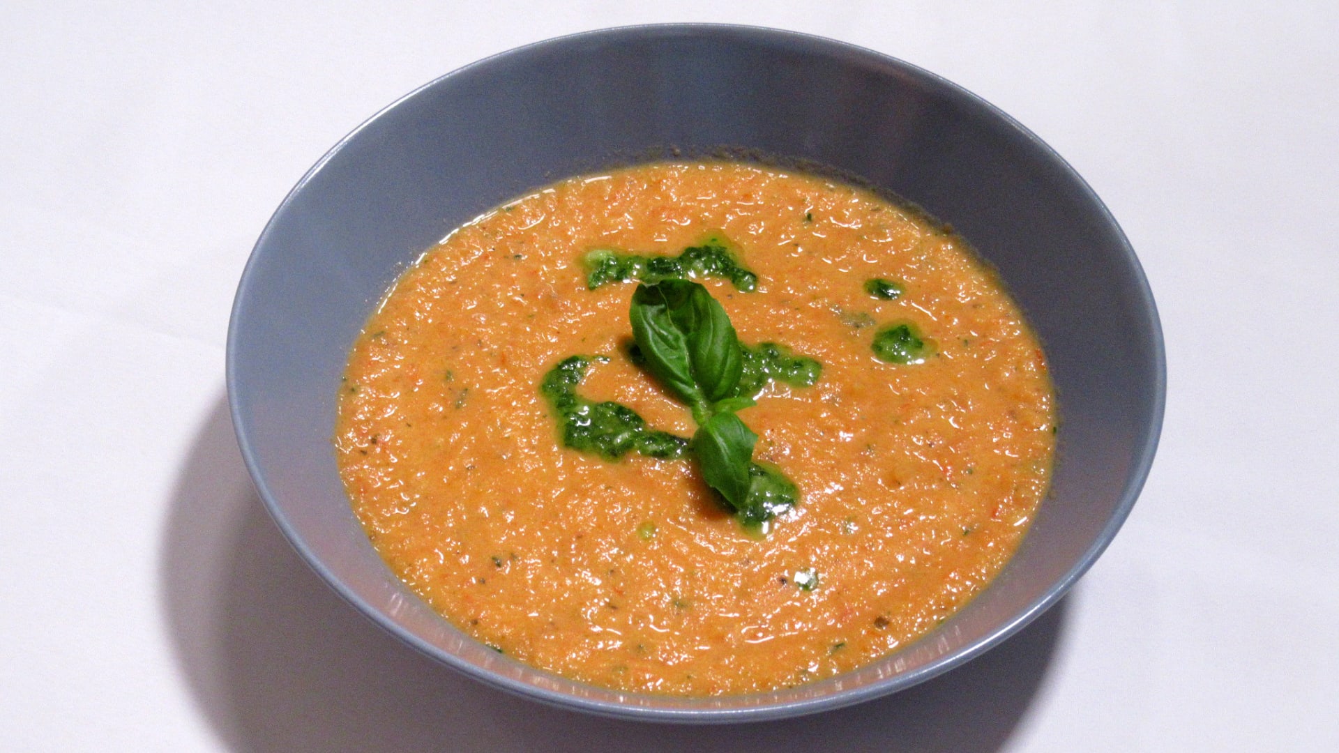 Tomatová polévka se smetanou a pestem