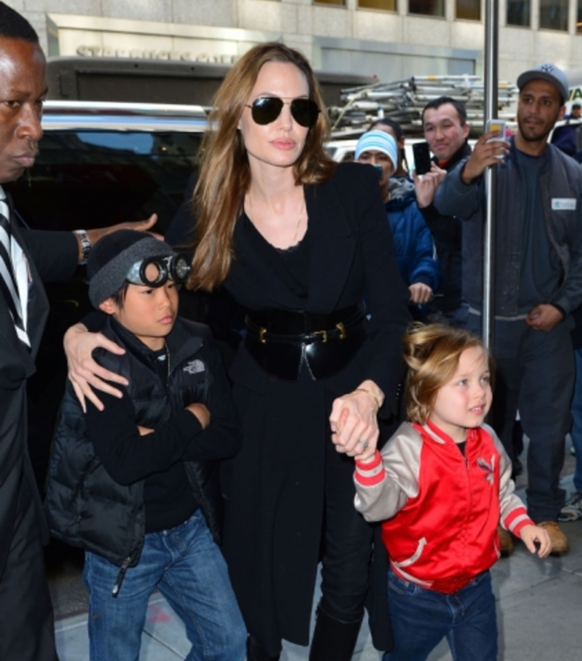 Angelina Jolie s adoptivním synem Paxem Thienem a vlastní dcerou Vivienn. S Bradem Pittem vychovává celkem šest dětí.