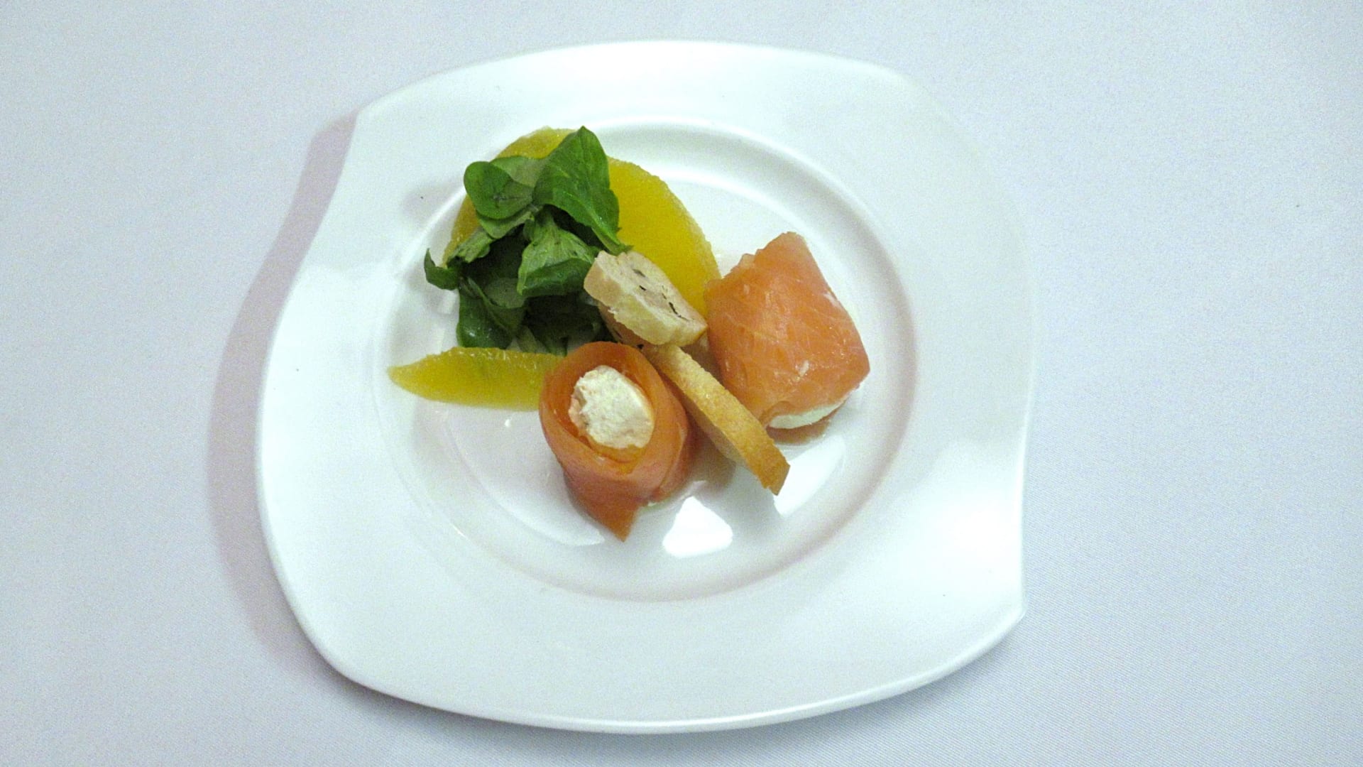 Lososová rolka s citronovým gelem a pomerančový salát