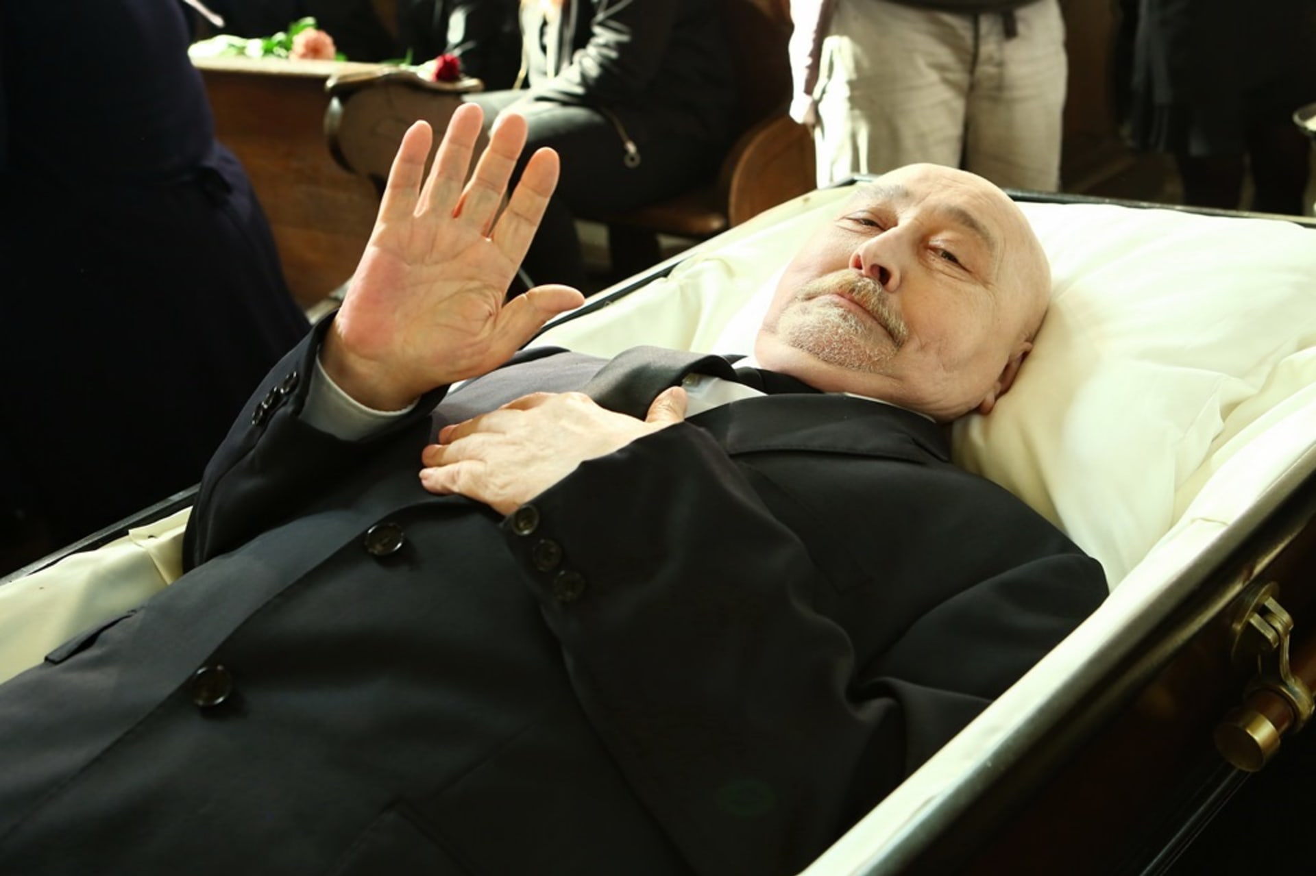 První epizoda seriálu Slunečná zavedla diváky na pohřeb