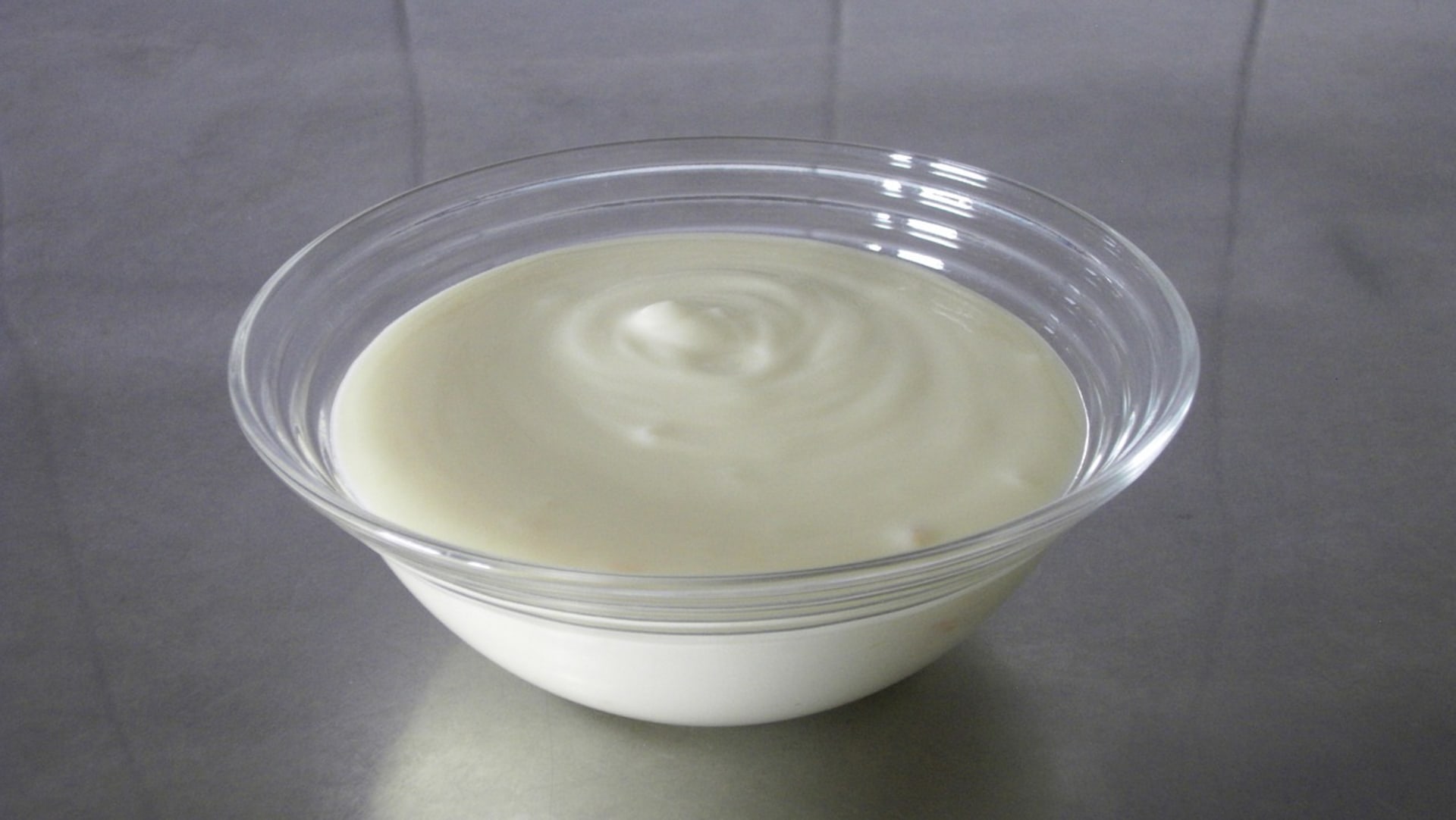 Zálivku na salát nebo dip k masu lze připravit z jogurtu...