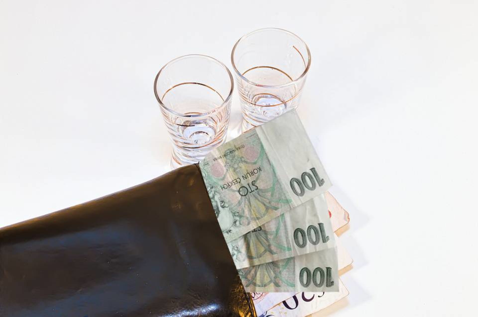 peníze a alkohol