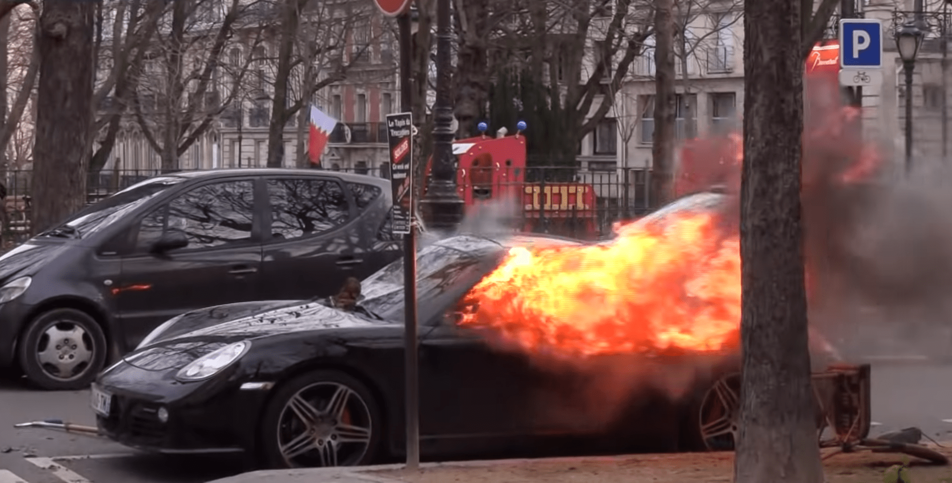 Žluté vesty zapalovaly v Paříži luxusní auta