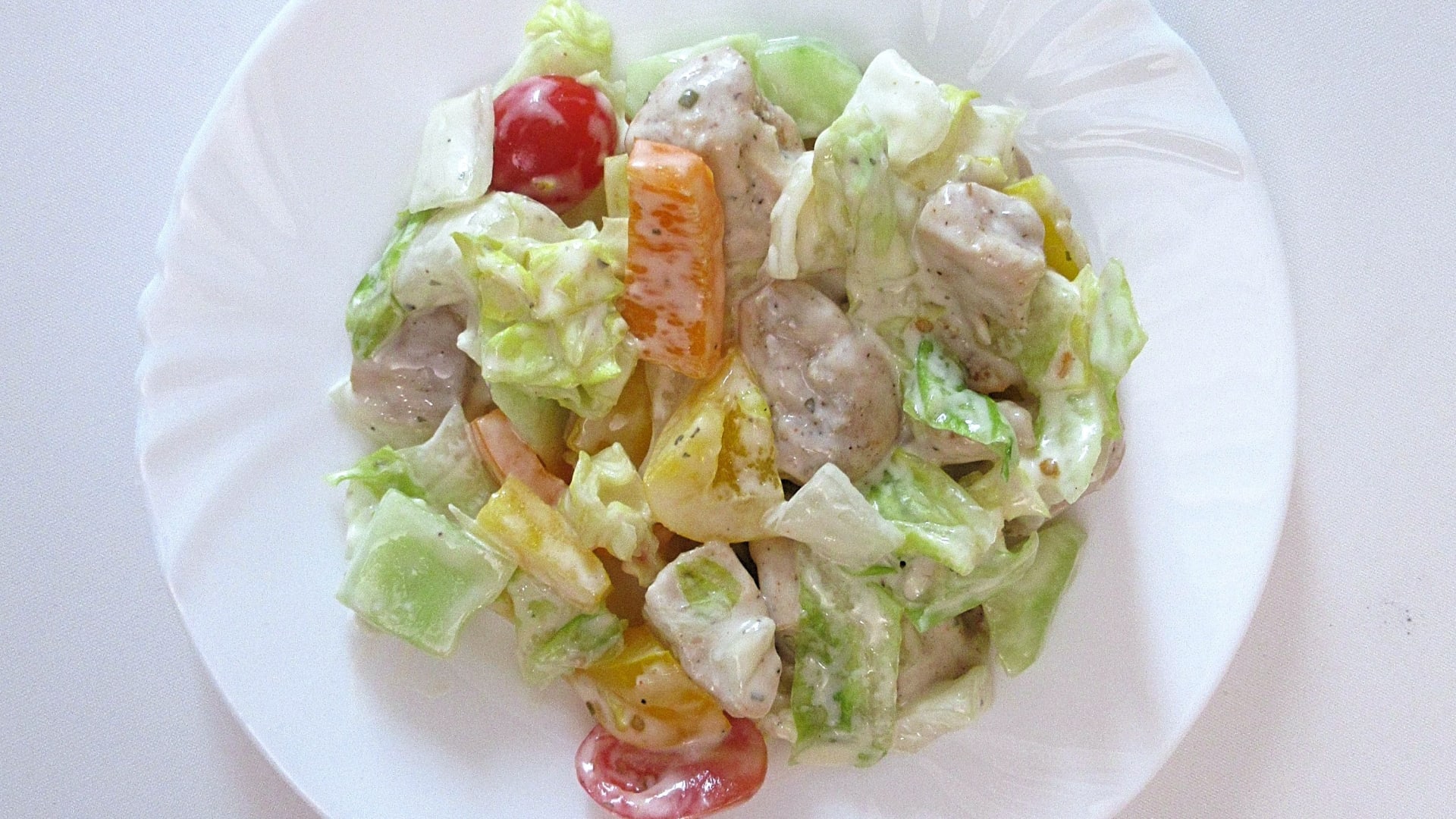 Zeleninový salát s kousky kuřecího masa