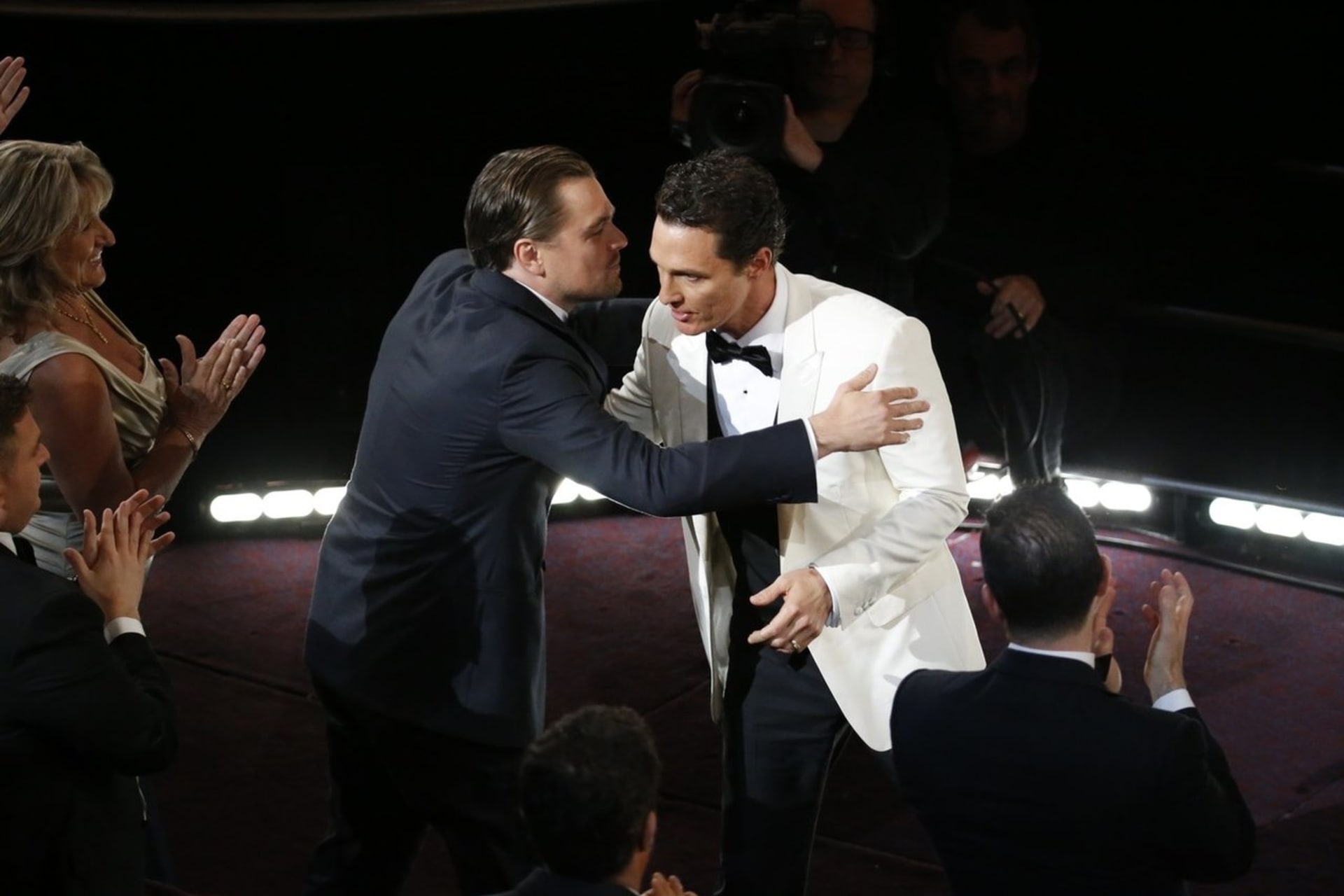 Leonardo DiCaprio blahopřeje Matthew McConaugemu k vítězství