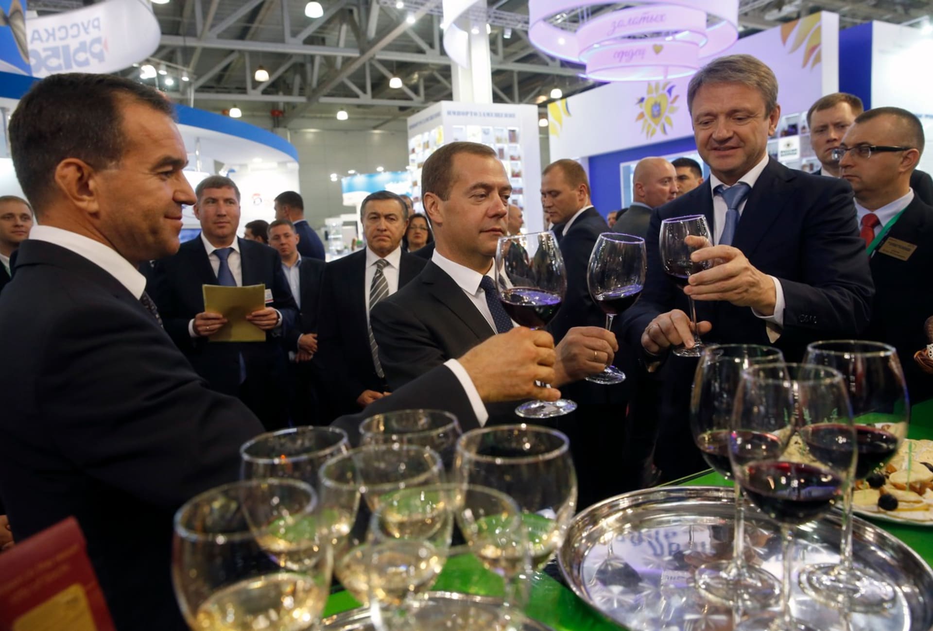Dmitrij Medveděv s vínem