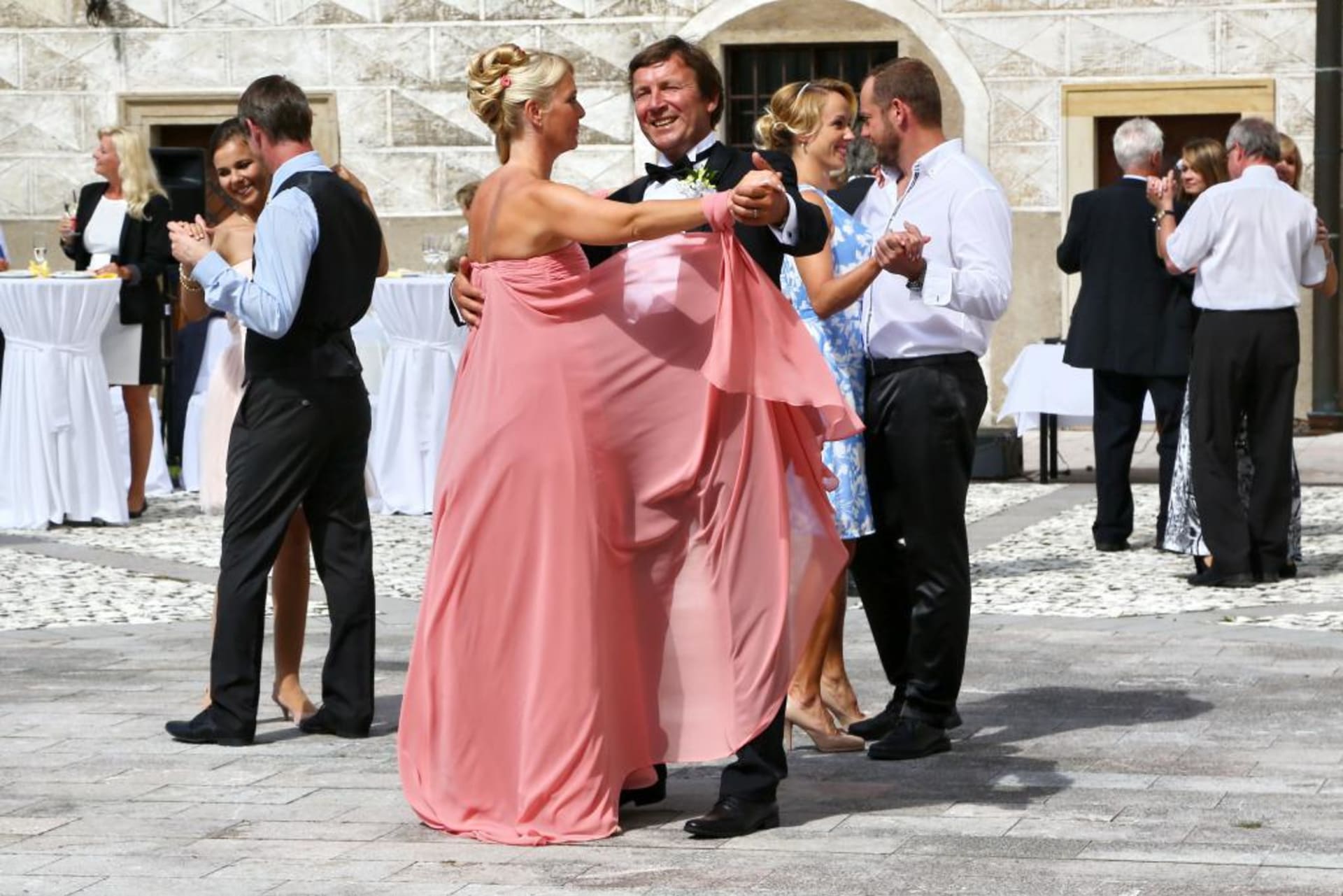 Po dramatickém občadu svatební tanec