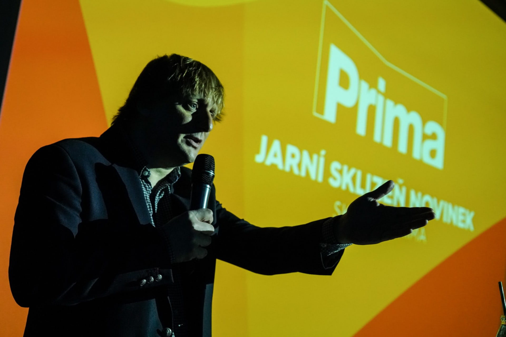 Lukáš Pavlásek se ujal moderování tiskové konference a zároveň pozval přítomné Na Pavláska - na svoji talk show na Primě.