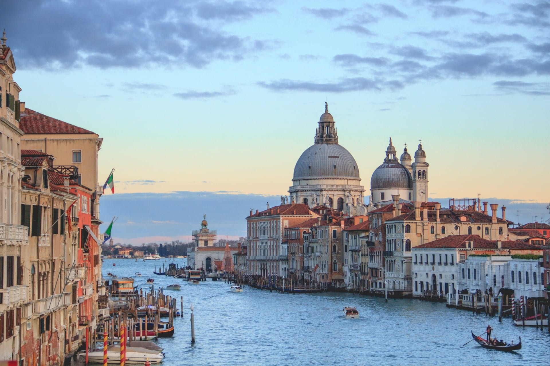 Italské Benátky zakážou sezení na zemi