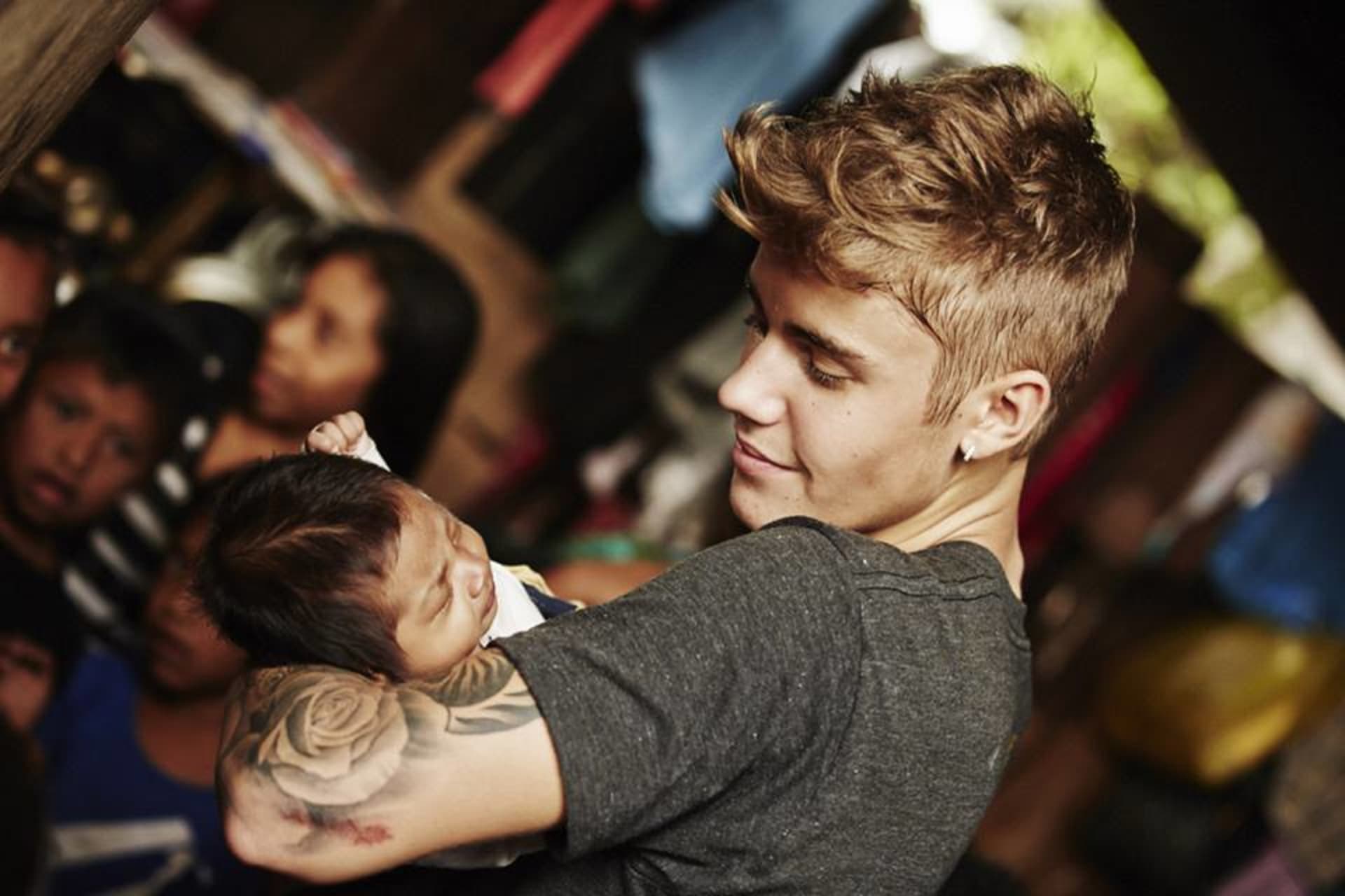 Justin Bieber má v náručí svého nejmladšího fanouška