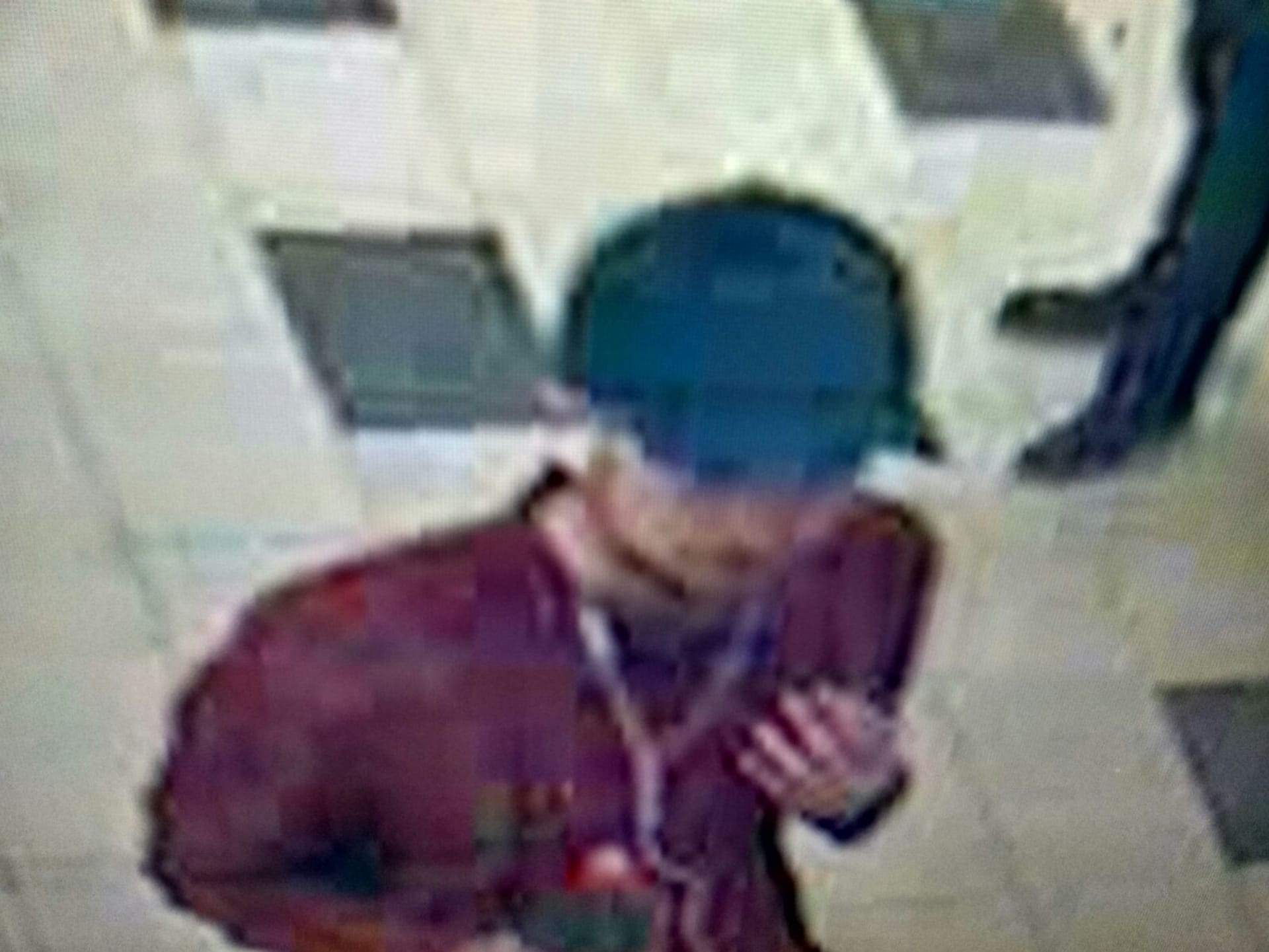 Muž, který v obchodním centru v Letňanech ubodal prodavačku, je na útěku