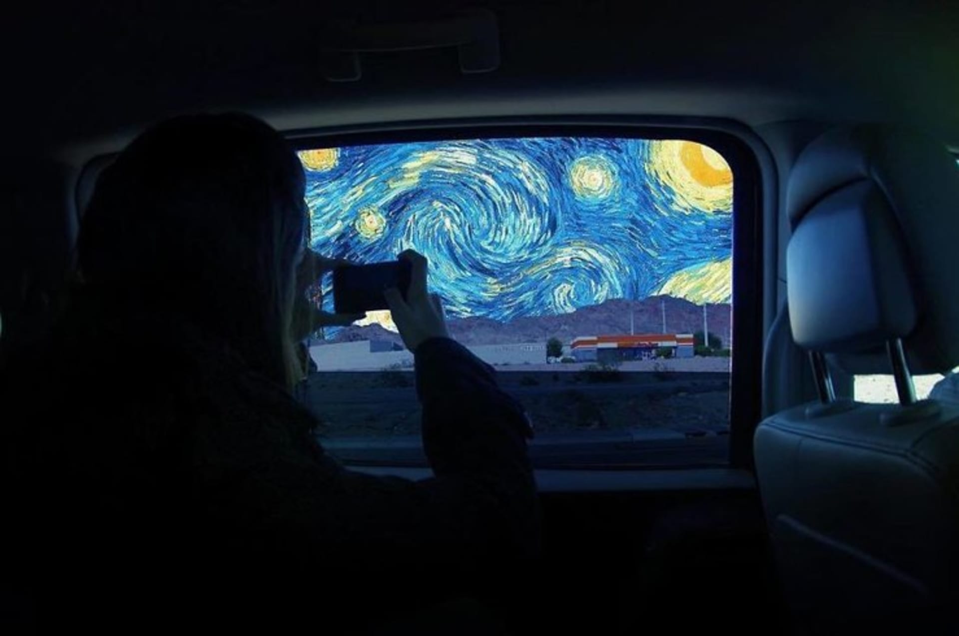 Van Gogh je k vidění všude kolem, i z automobilu.