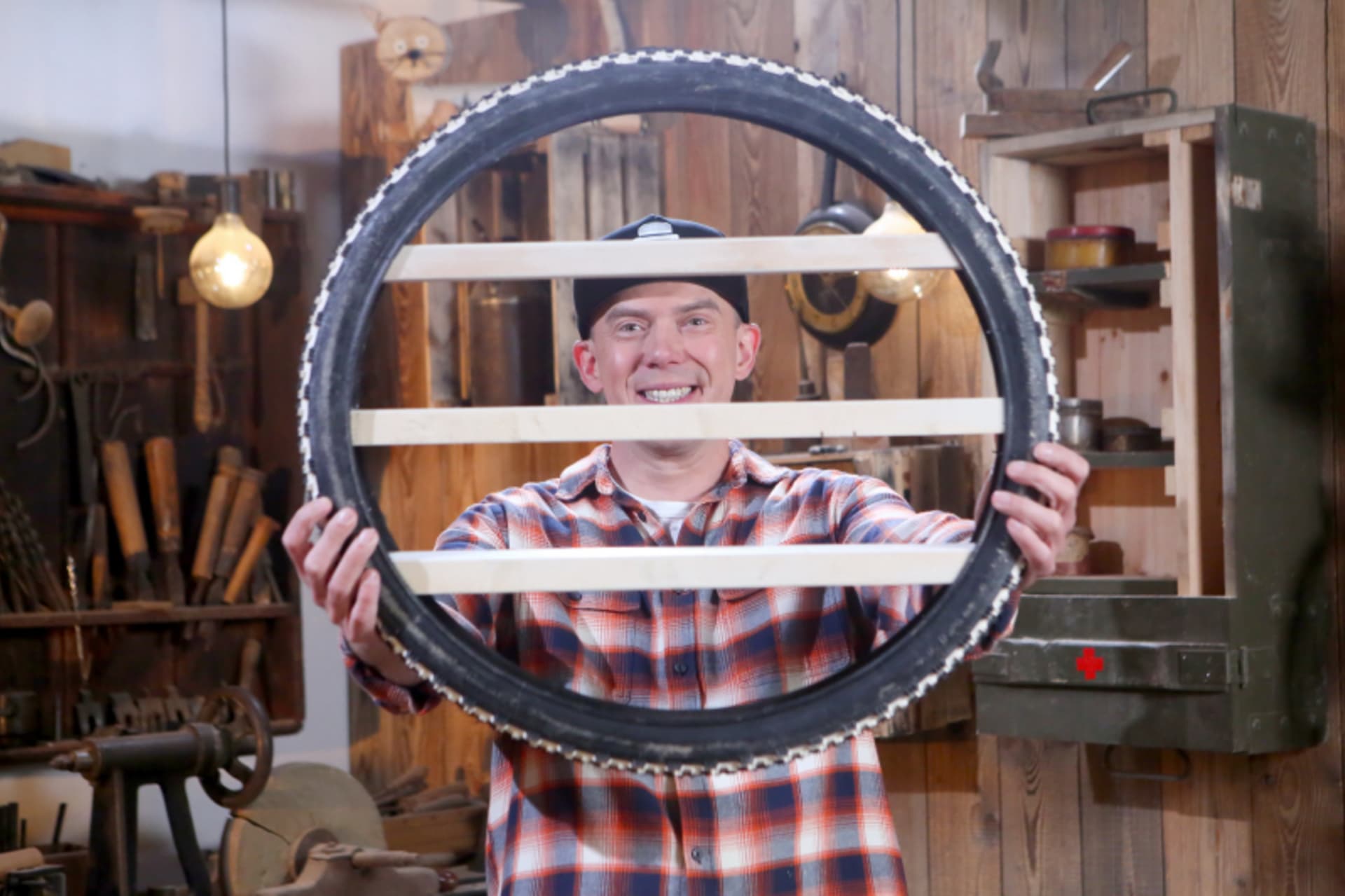 Díky upcyklaci je ze staré pneumatiky praktické polička