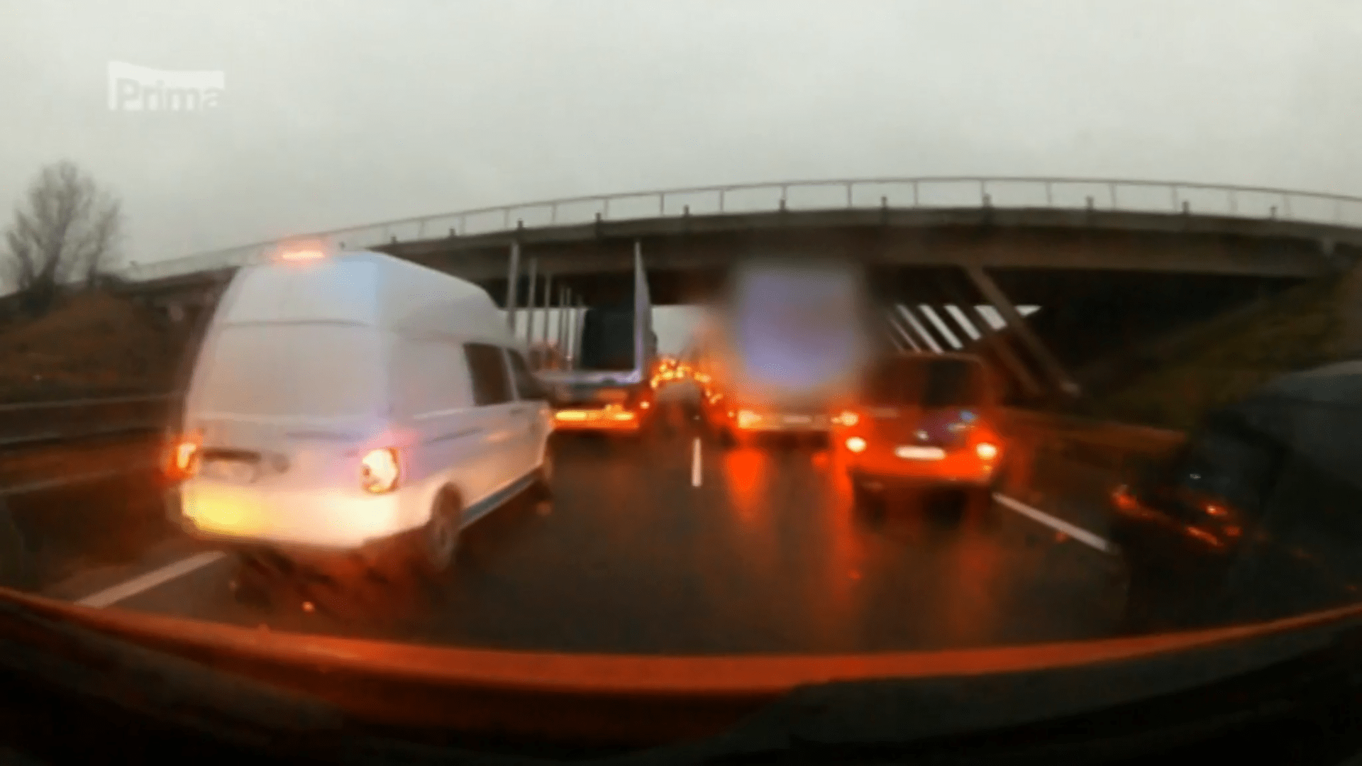 Hasiči: řidiči stále neumějí vytvořit tzv. záchrannou uličku