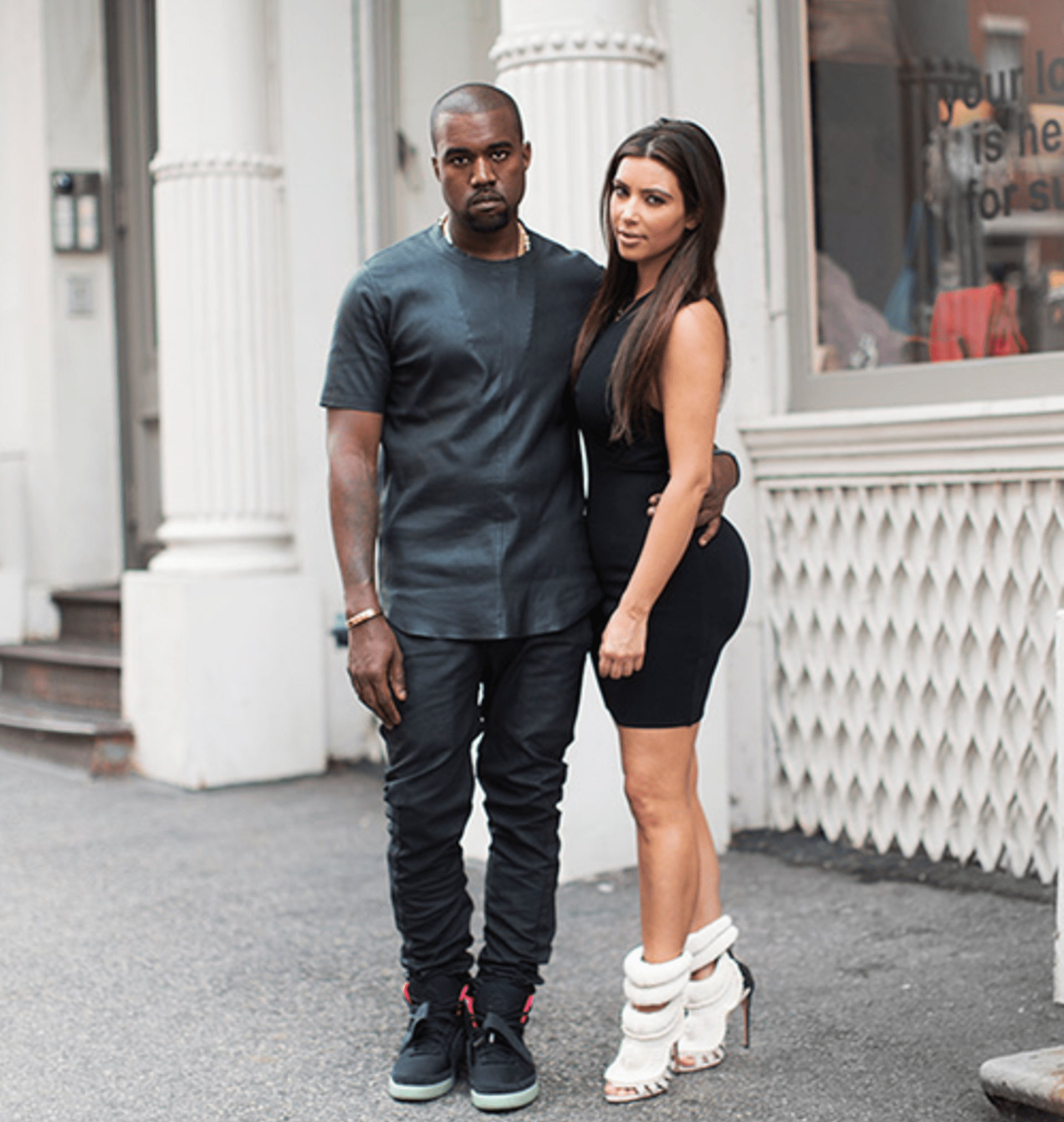 Kanye West s přítelkyní Kim Kardashian. Toto je prý podle jeho slov výraz štěstí