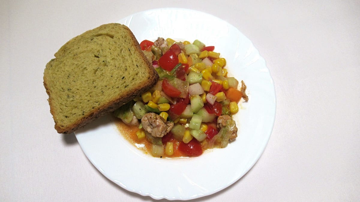Zeleninový salát s kuřecím masíčkem