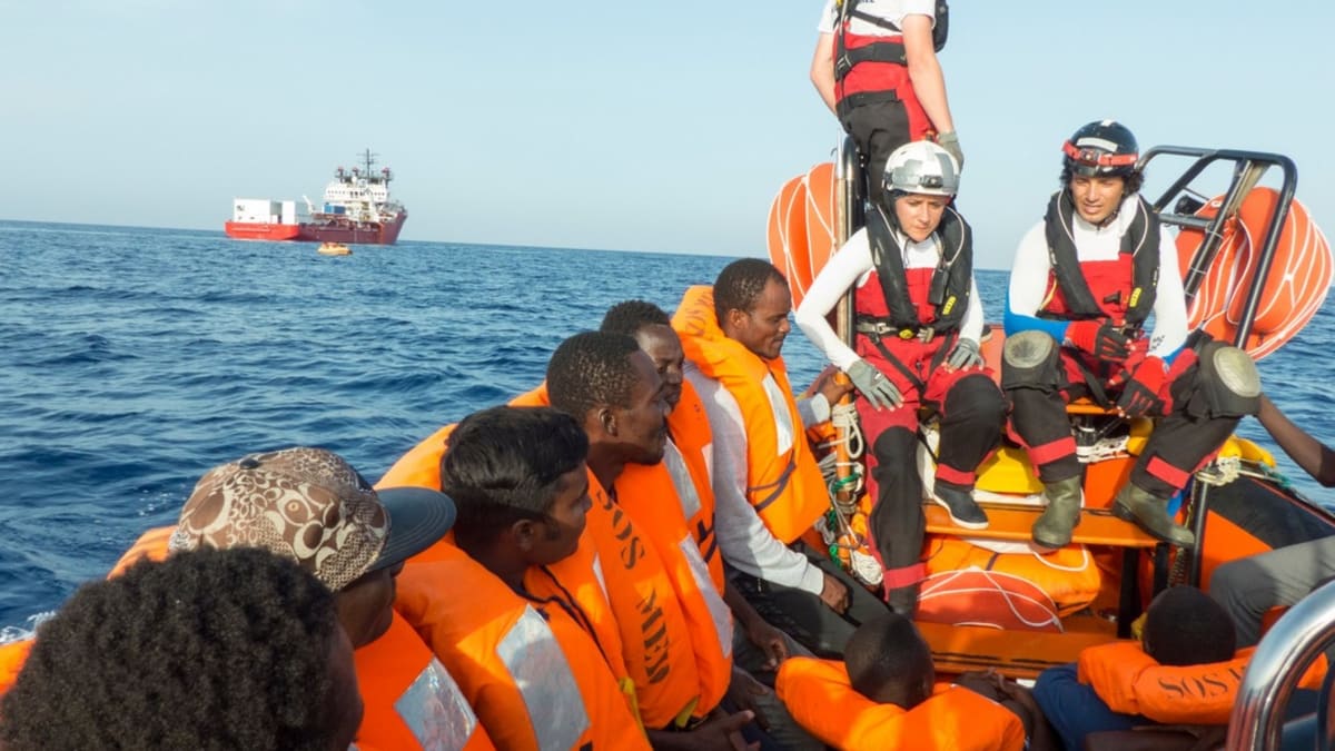 Migranti chystající se na přijetí na loď Ocean Viking