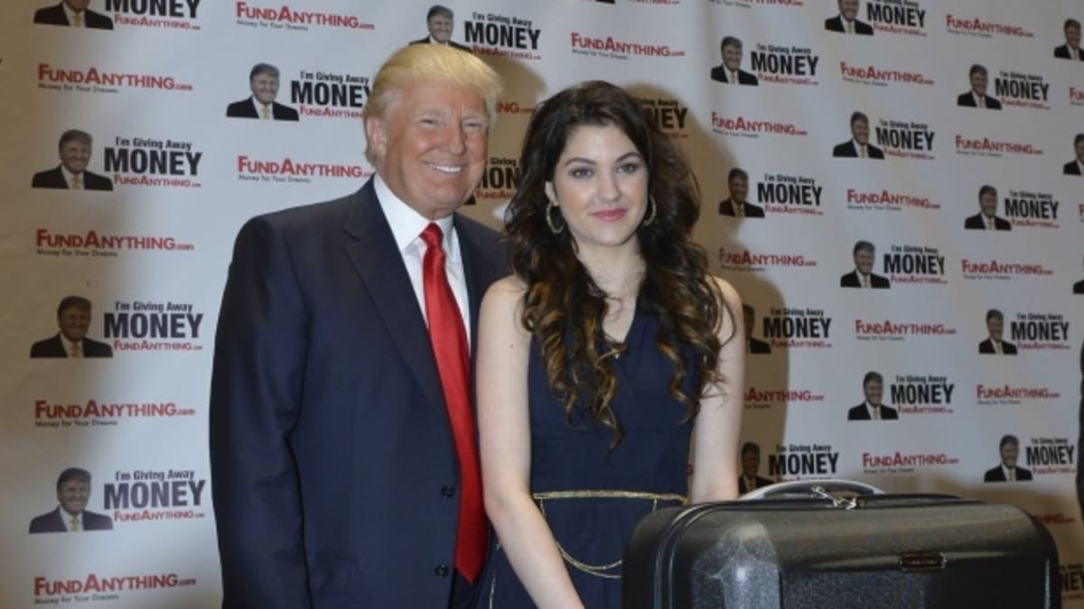 Celeste Buckinham převzala od Donalda Trumpa šek na 25 tisíc dolarů