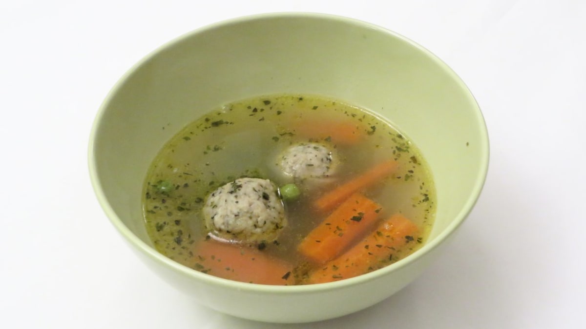 Zeleninová polévka s drožďovými knedlíčky