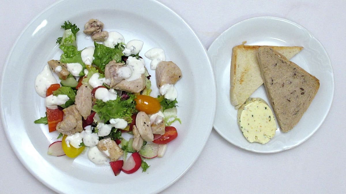 Salát z čerstvé zeleniny s kuřecím masem, domácím sýrem a bylinkovo-česnekovým dresinkem, toust