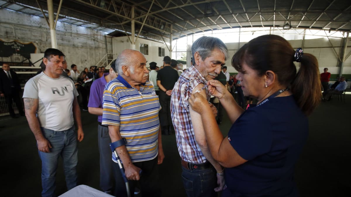 Záběr je z Chile, kde přikročili k protichřipkovému očkování vězňů
