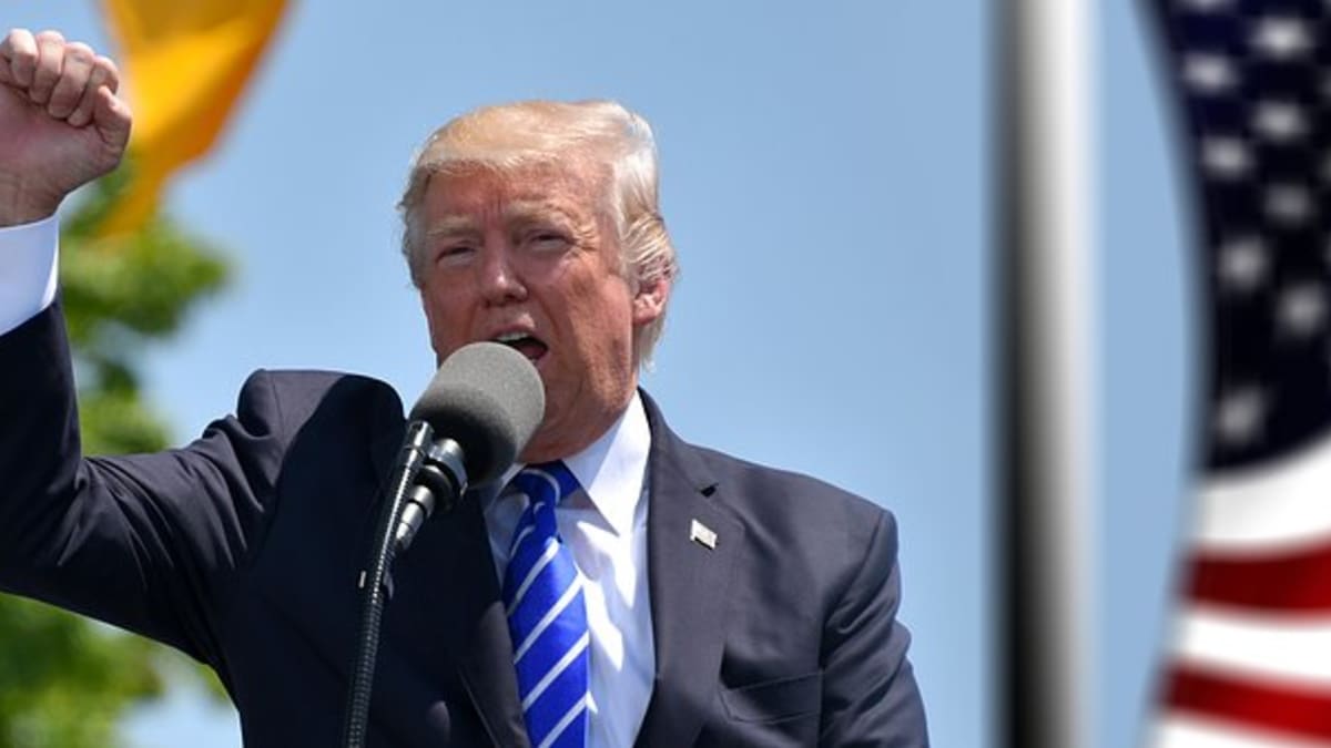 Trump čelí impeachmentu