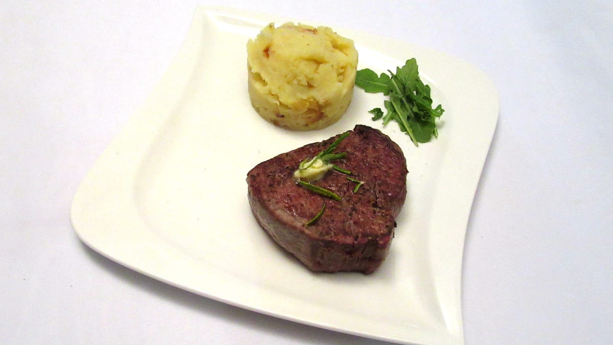 Steak z hovězí svíčkové s omáčkou, šťouchaný brambor