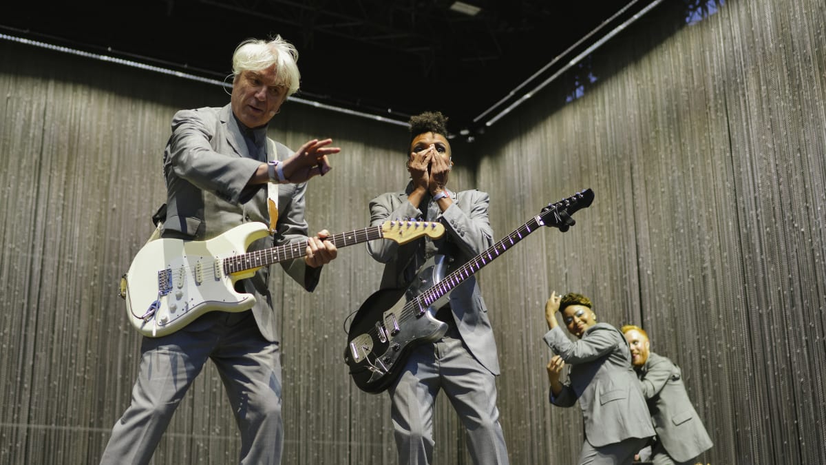 David Byrne s doprovodnými muzikanty.
