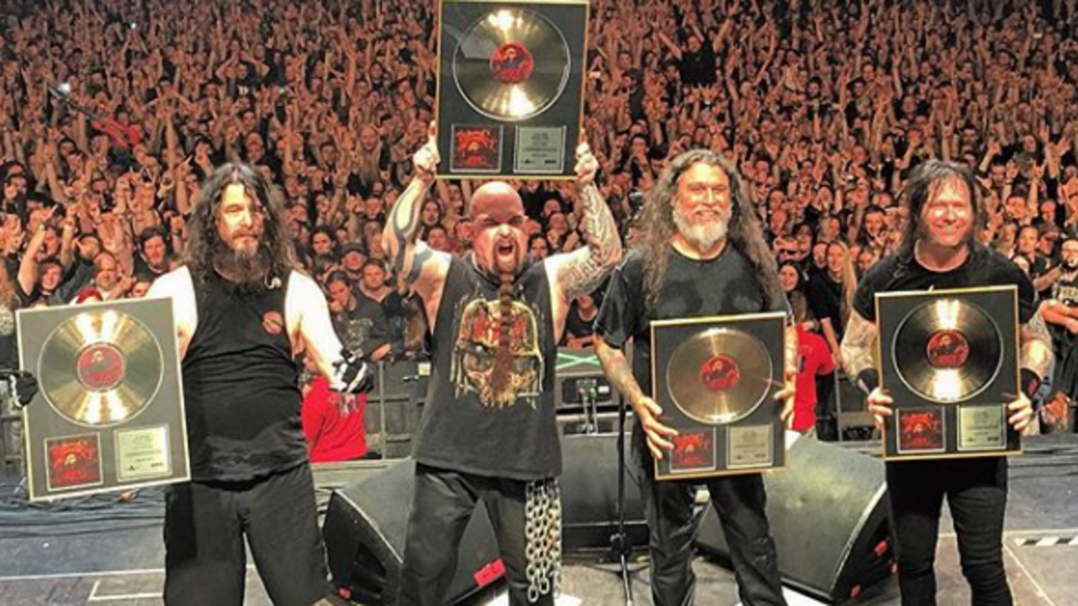 Slayer je populární po celém světě. U nás si na Masters of Rock převzali zlatou desku.