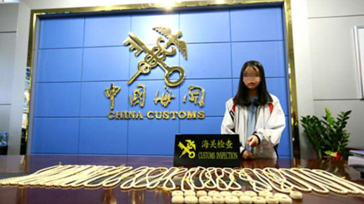 Vietnamská dívka se snažila propašovat do Číny desítky náramků ze slonoviny