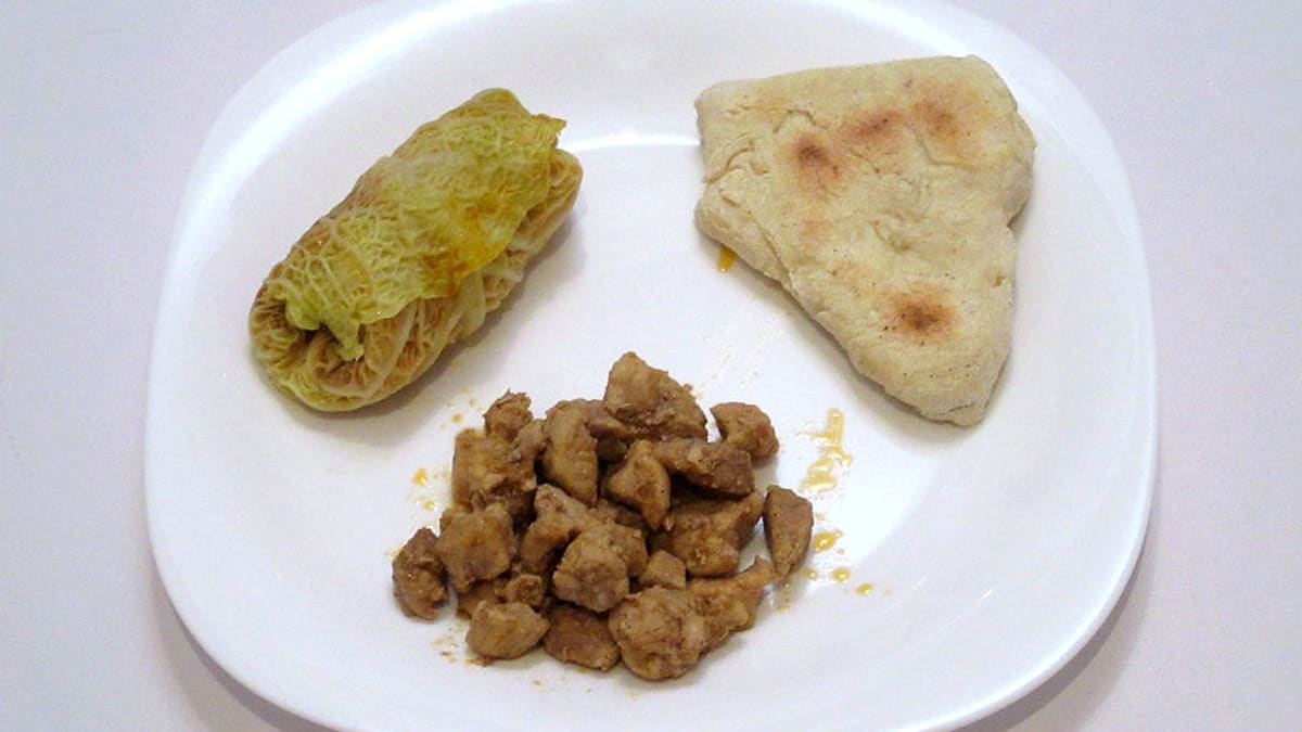 Holubka (plněná kapusta, rýže, mleté maso), pražené maso a lokša