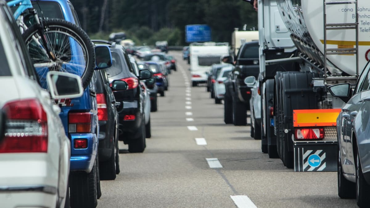 Na řidiče, kteří cestují na jih, čekají značné dopravní komplikace