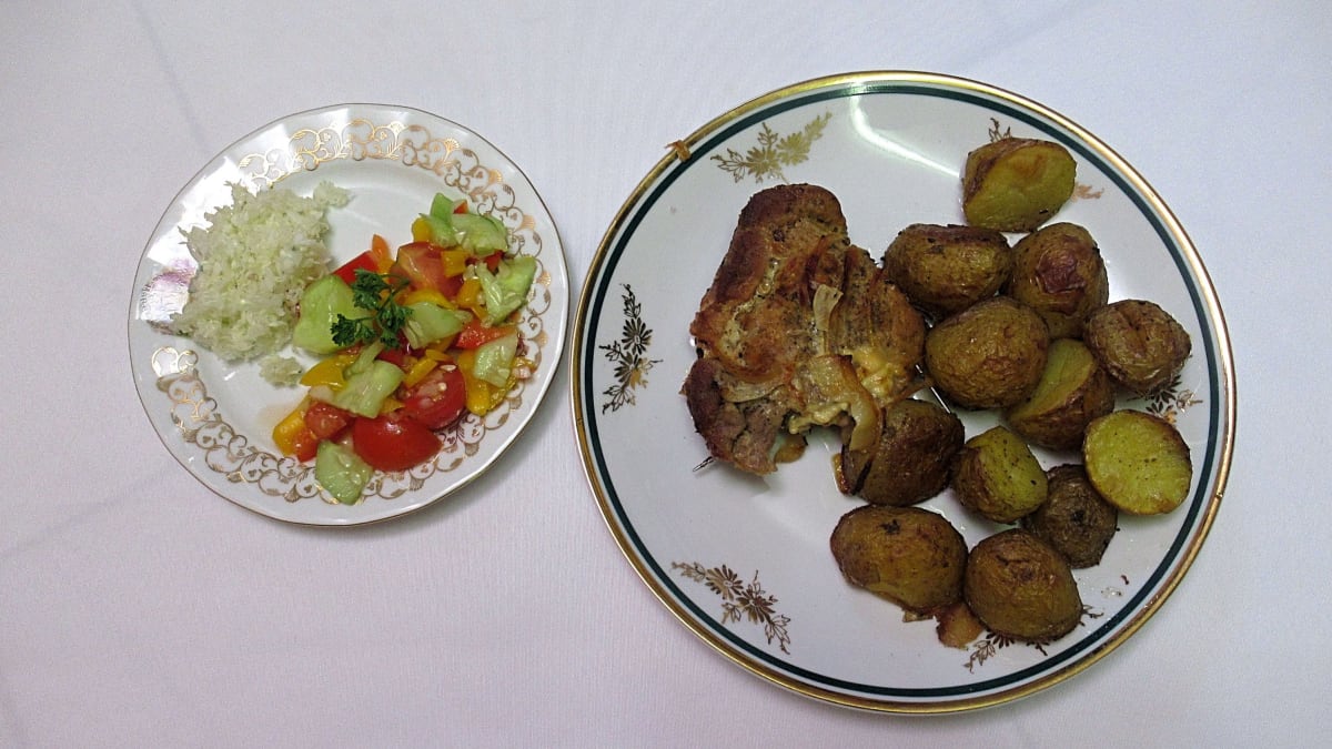Žebrácký měšec plněný nivou, americký brambor, dva druhy zeleninového salátu