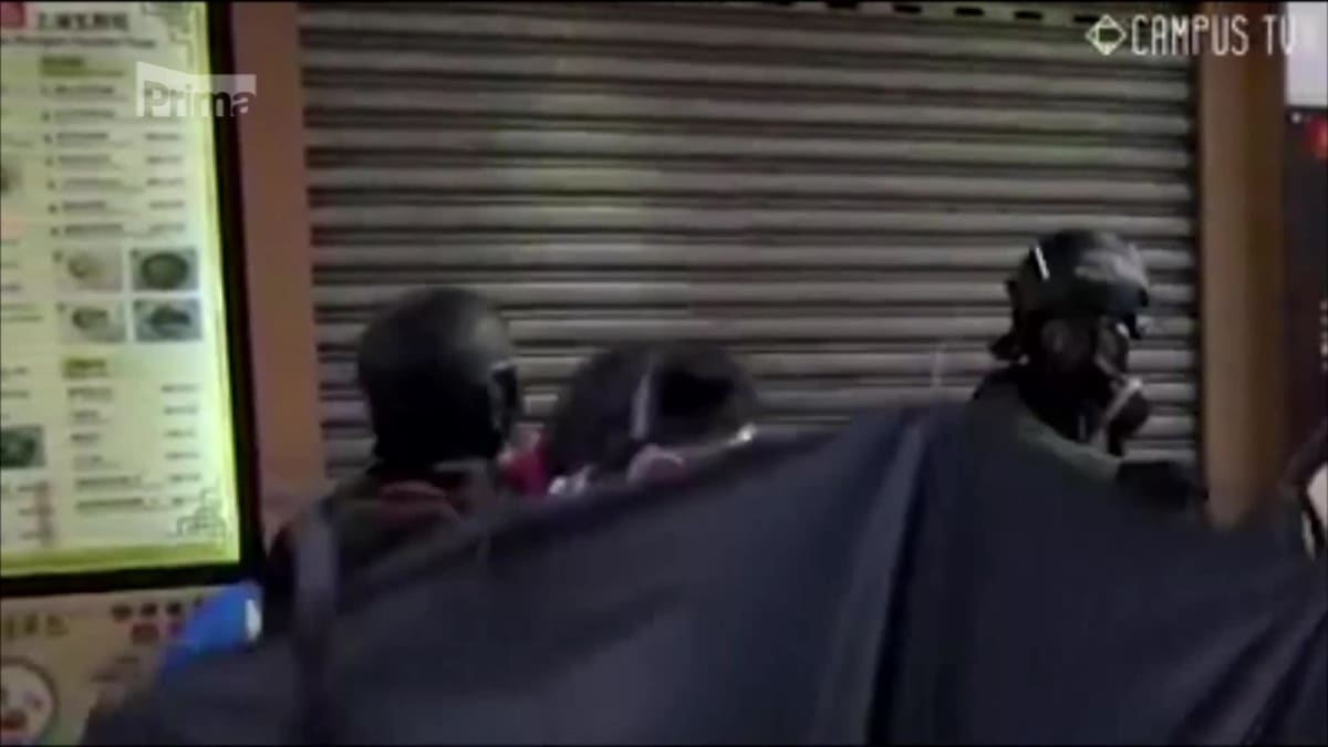 Policista v Hongkongu postřelil demonstranta (video zdroj: AP)