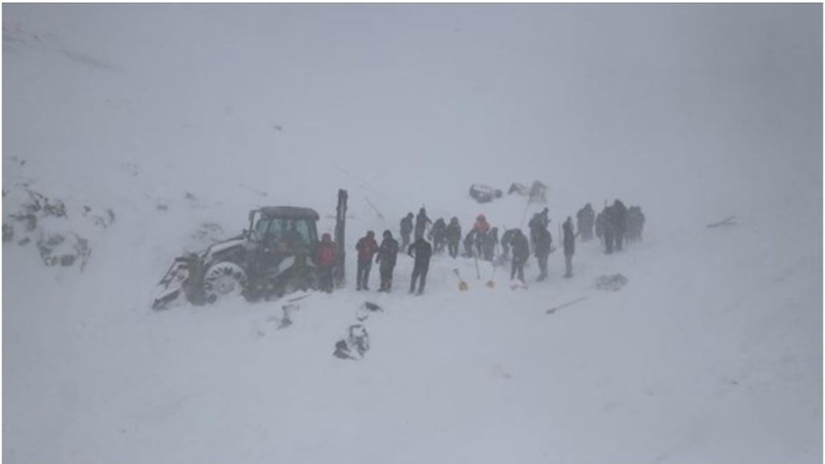 V Turecku spadla na zasahující záchranáře lavina