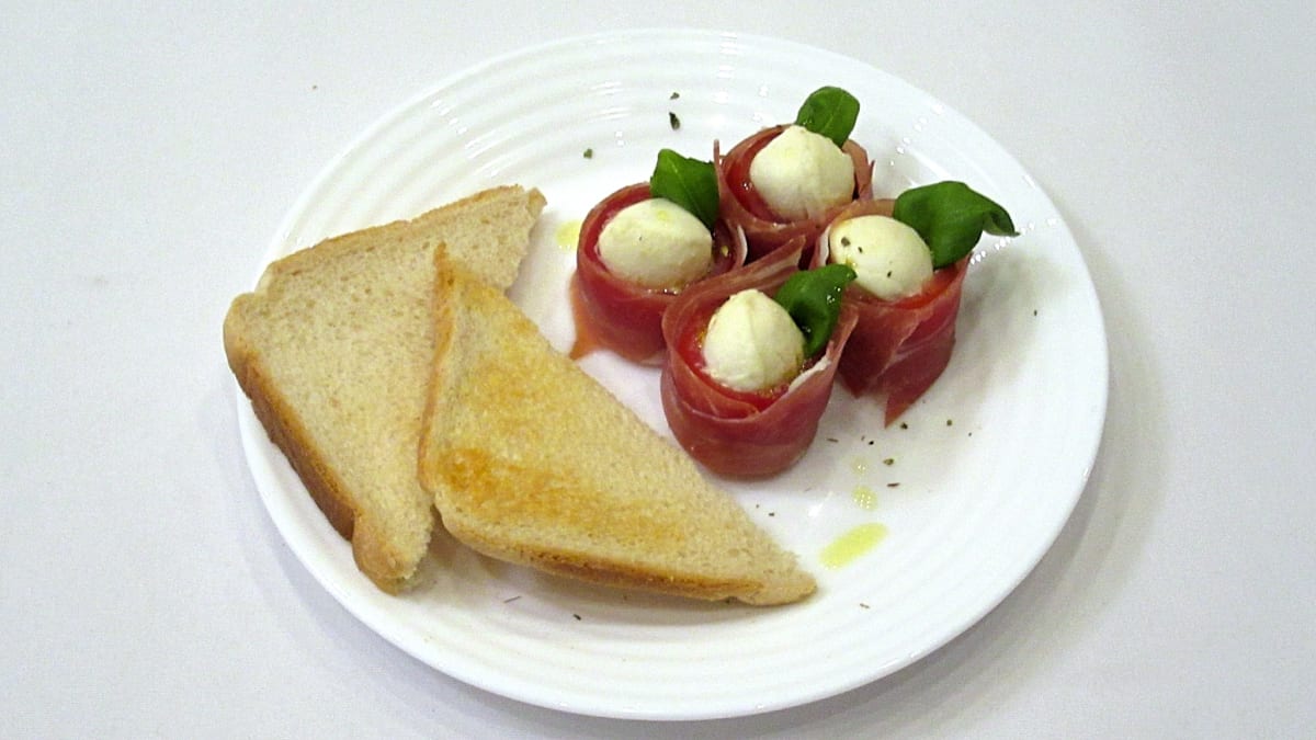 Mozzarellky v rajčeti s parmskou šunkou