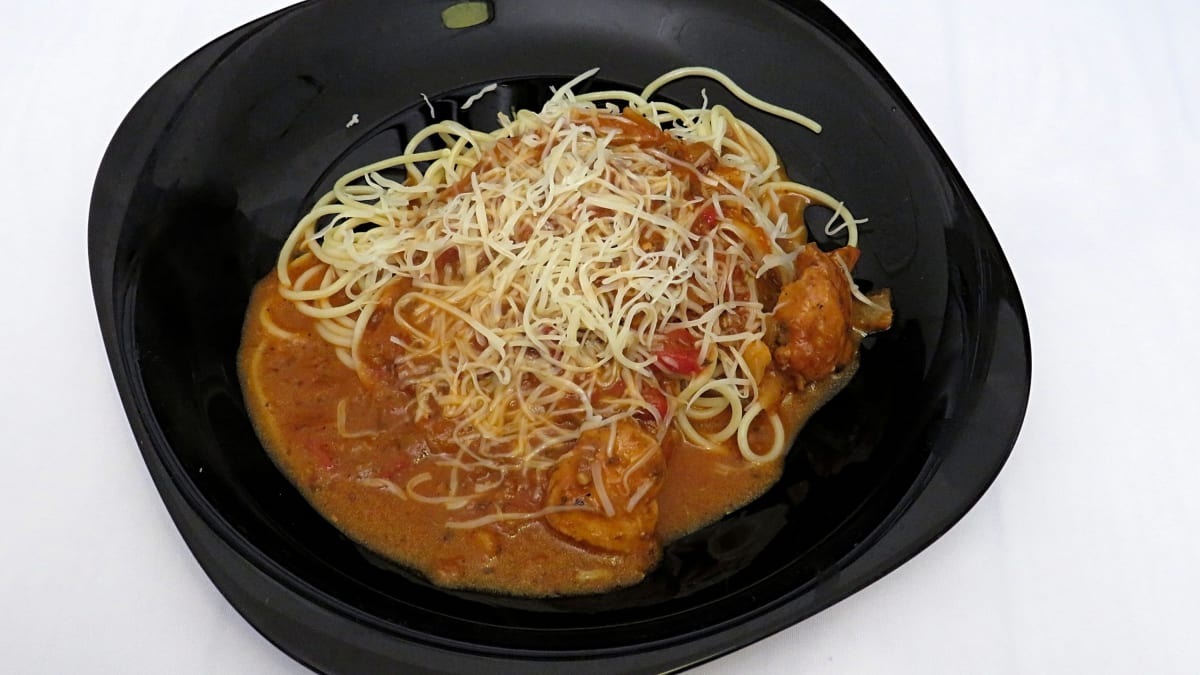 Špagety s rajčatovou omáčkou a kuřecím masem