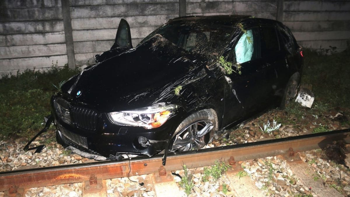 Pronásledované BMW vyletělo v Břeclavi ze zatáčky