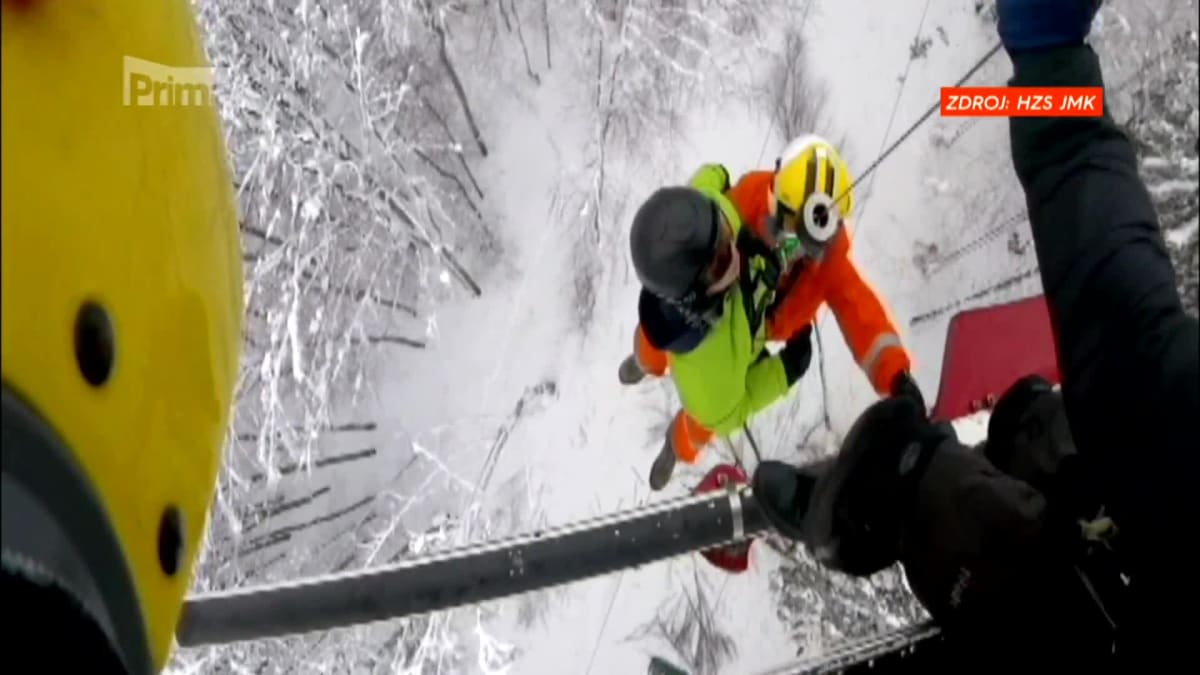 Záchrana lyžařů z lanovky na Bukové hoře (zdroj: HZS JMK)