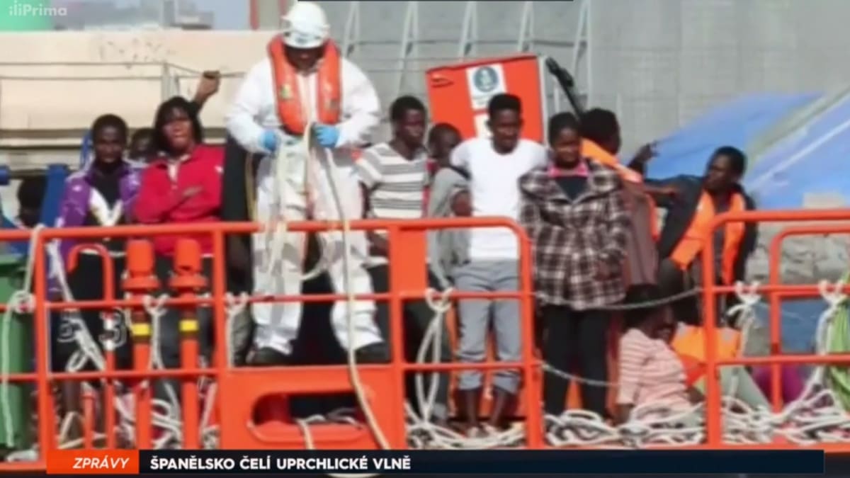 Španělsko - uprchlíci na lodi v přístavu