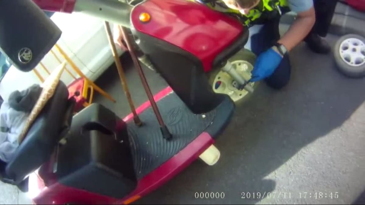 Hlídka městské policie vyměnila seniorovi píchlé kolo na invalidním vozíku
