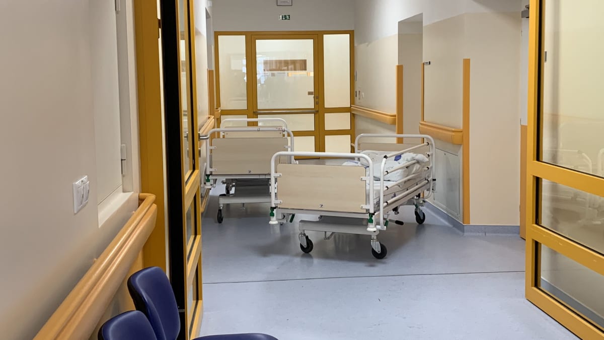Nemocnice v Českých Budějovicích, kde zaútočil muž mačetou na personál